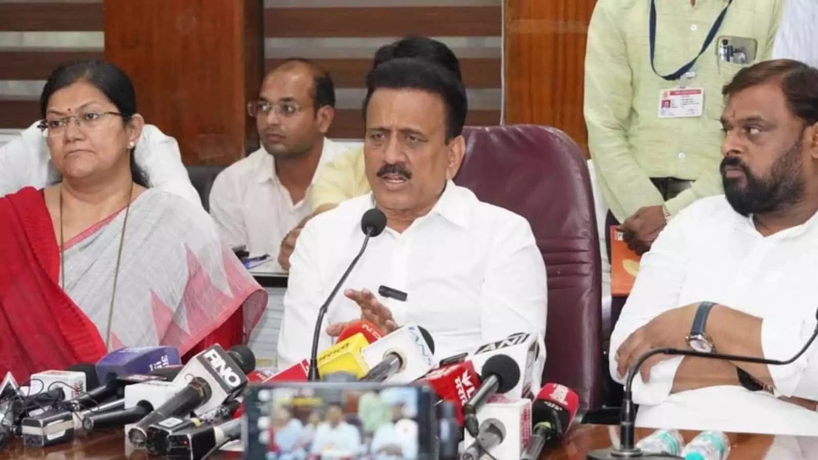 नाशिक में अधिकारियों की बैठक के बाद प्रेस कॉन्फ्रेंस को संबोधित करते मंत्री गिरीश महाजन। नाशिक में अधिकारियों की बैठक के बाद प्रेस कॉन्फ्रेंस को संबोधित करते मंत्री गिरीश महाजन।
