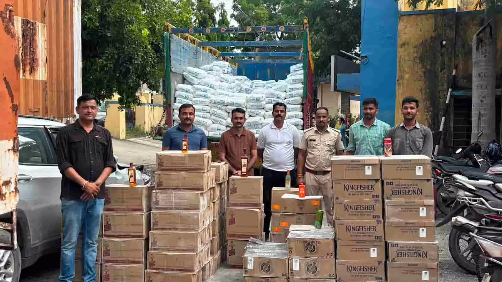 तस्वीर में पुलिसकर्मी और अधिकारी जब्त किए गए शराब के कार्टन और ट्रक के पास खड़े हैं. तस्वीर में पुलिसकर्मी और अधिकारी जब्त किए गए शराब के कार्टन और ट्रक के पास खड़े हैं.