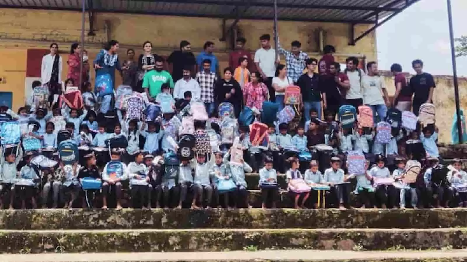 तस्वीर में स्कूली बच्चे नए स्कूल बैग के साथ सीढ़ियों पर बैठे हुए दिख रहे हैं। तस्वीर में स्कूली बच्चे नए स्कूल बैग के साथ सीढ़ियों पर बैठे हुए दिख रहे हैं।