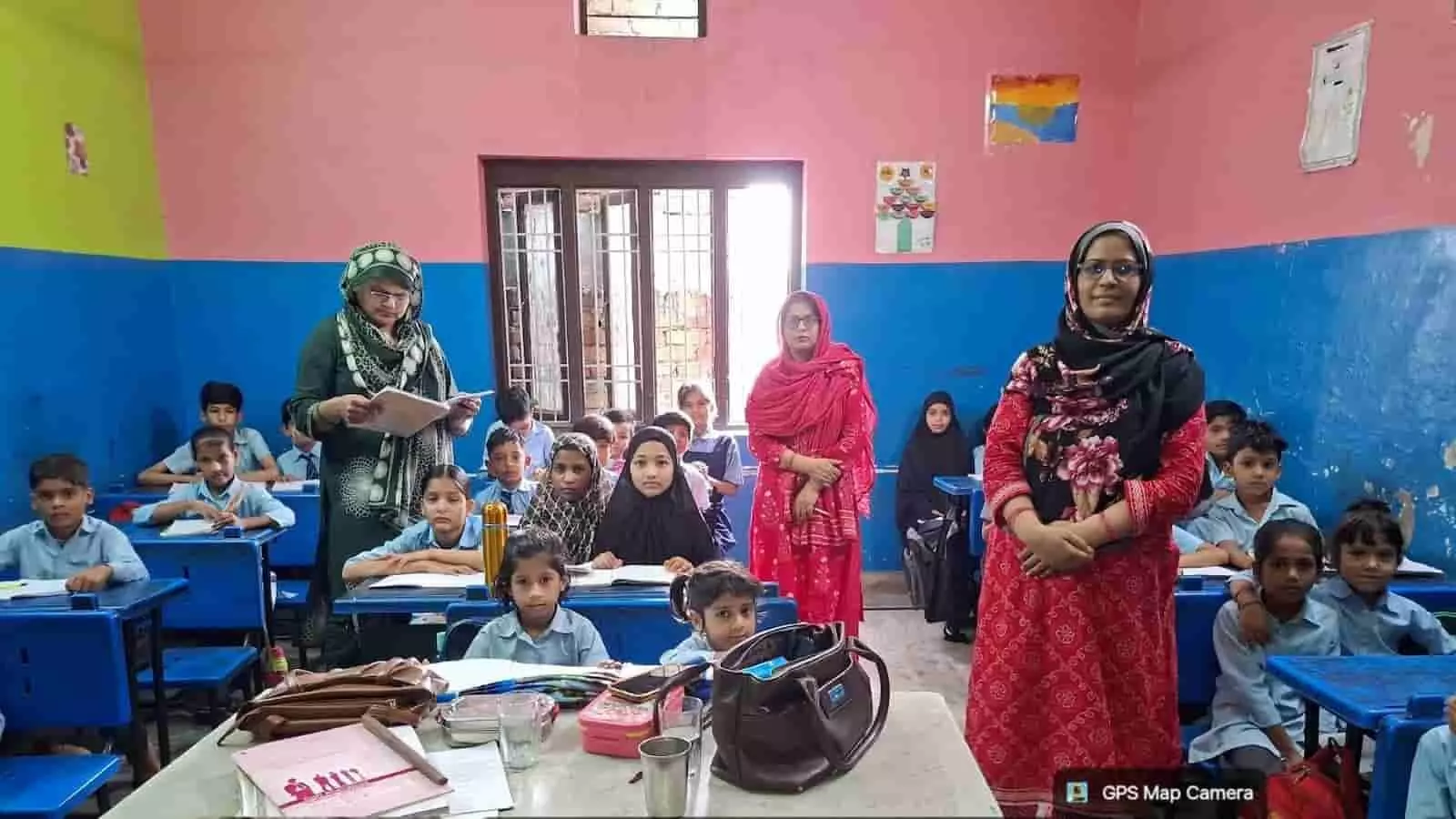 तस्वीर में कक्षा के भीतर बच्चों को पढ़ाती महिला अनुदेशक और बैठे हुए विद्यार्थी दिख रहे हैं। तस्वीर में कक्षा के भीतर बच्चों को पढ़ाती महिला अनुदेशक और बैठे हुए विद्यार्थी दिख रहे हैं।