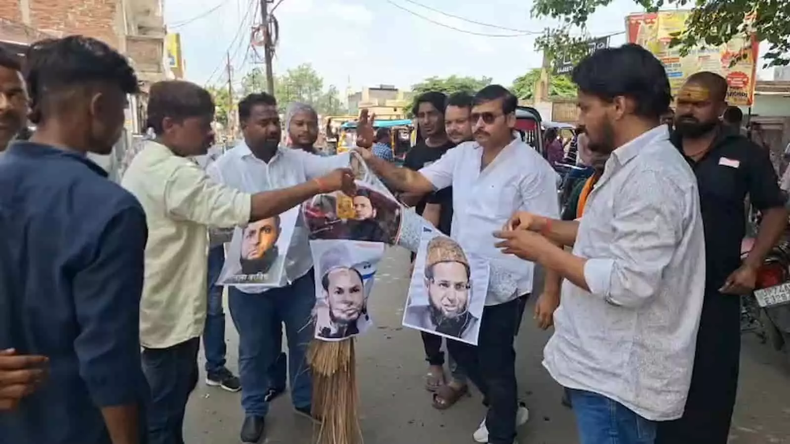 कन्नौज में सड़क पर मौलाना जरजिस के पुतले का दहन करते भाजपा युवा मोर्चा के कार्यकर्ता। कन्नौज में सड़क पर मौलाना जरजिस के पुतले का दहन करते भाजपा युवा मोर्चा के कार्यकर्ता।