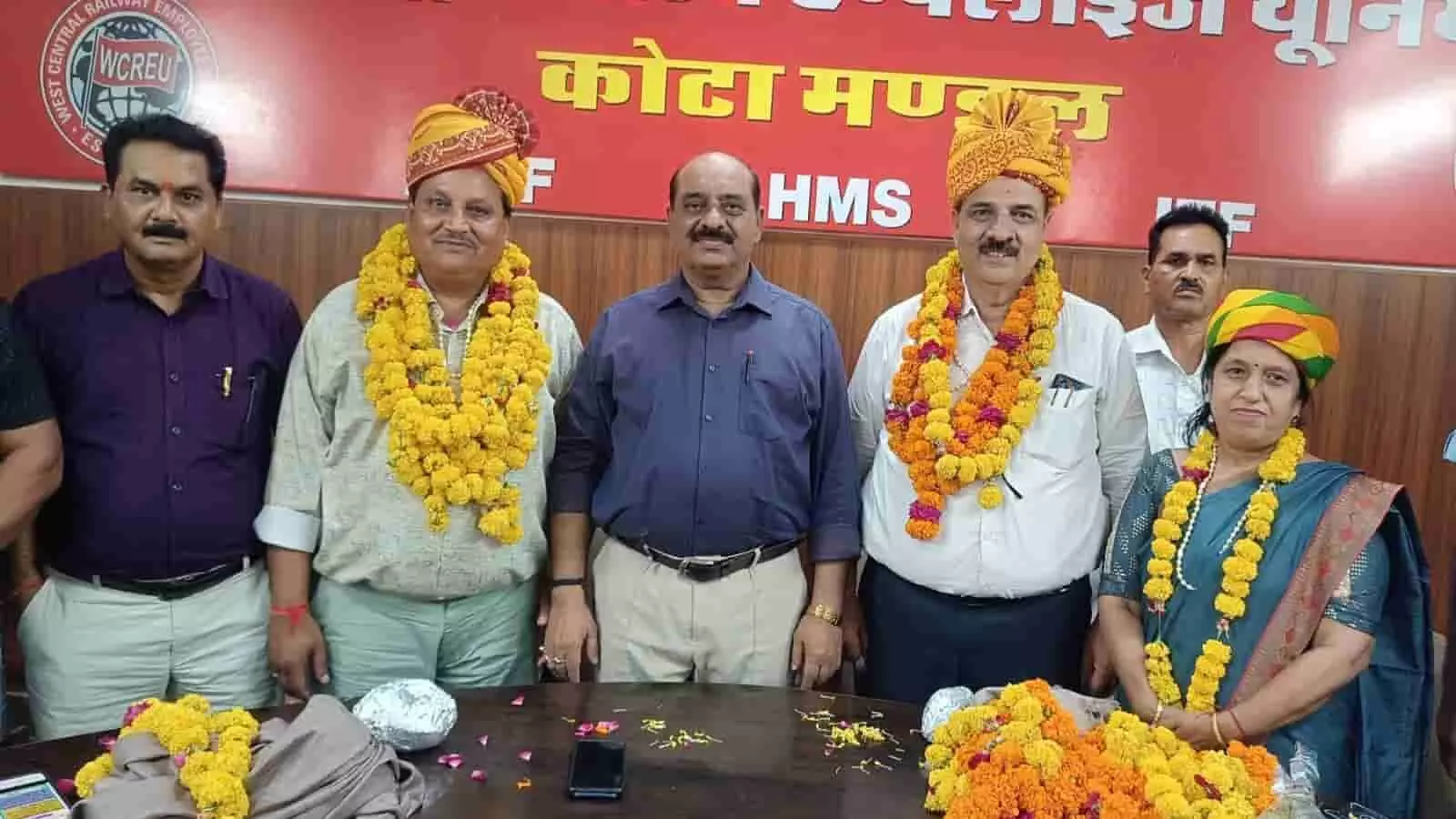 तस्वीर में वेस्ट सेंट्रल रेलवे एम्पलाइज यूनियन के सदस्य कोटा में अभिनंदन समारोह के दौरान खड़े हैं। तस्वीर में वेस्ट सेंट्रल रेलवे एम्पलाइज यूनियन के सदस्य कोटा में अभिनंदन समारोह के दौरान खड़े हैं।
