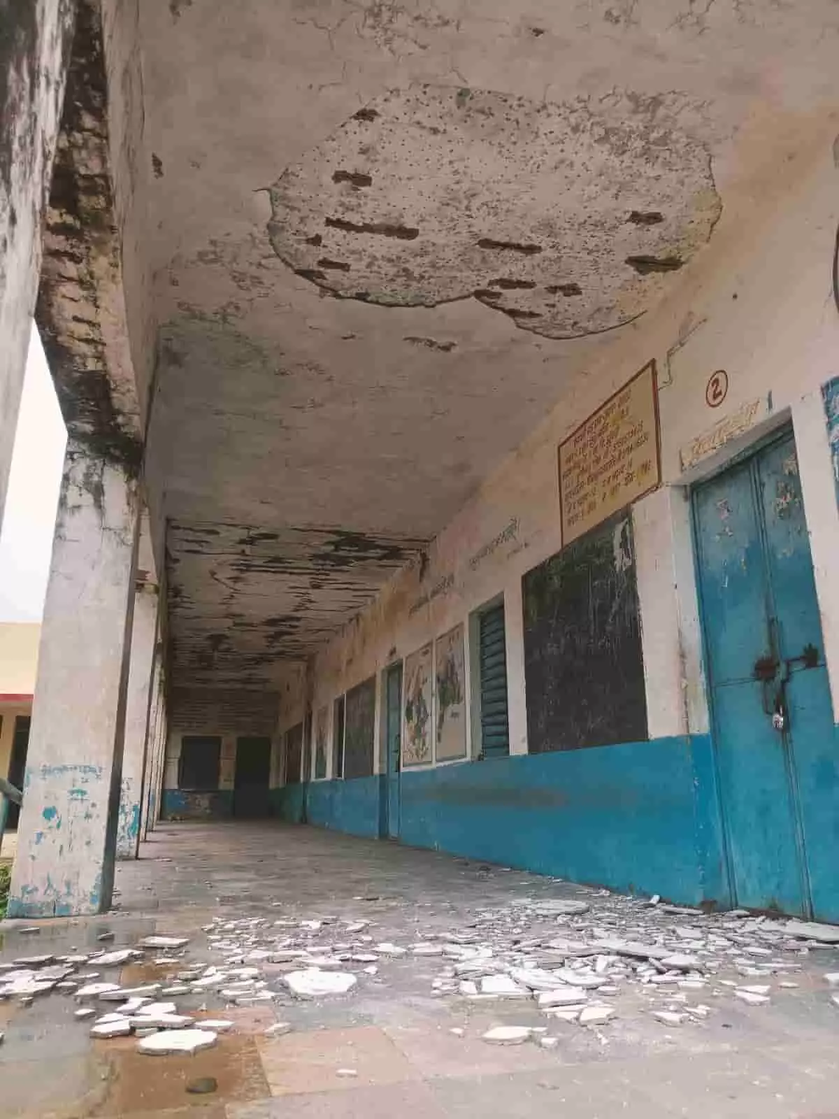 तस्वीर में राजकीय उच्च माध्यमिक विद्यालय झुंथरी के जर्जर बरामदे की छत का टूटा हुआ हिस्सा और फर्श पर बिखरा प्लास्टर दिख रहा है। तस्वीर में राजकीय उच्च माध्यमिक विद्यालय झुंथरी के जर्जर बरामदे की छत का टूटा हुआ हिस्सा और फर्श पर बिखरा प्लास्टर दिख रहा है।
