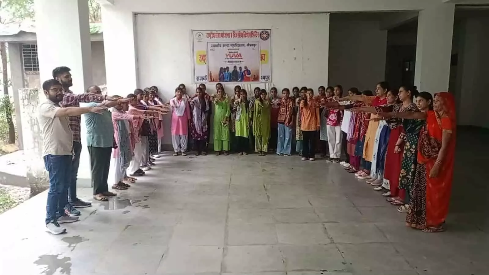 पौधे लगाती छात्राएं खेरवाड़ा महाविद्यालय परिसर में वृक्षारोपण कार्यक्रम के दौरान पौधे लगाती छात्राएं खेरवाड़ा महाविद्यालय परिसर में वृक्षारोपण कार्यक्रम के दौरान