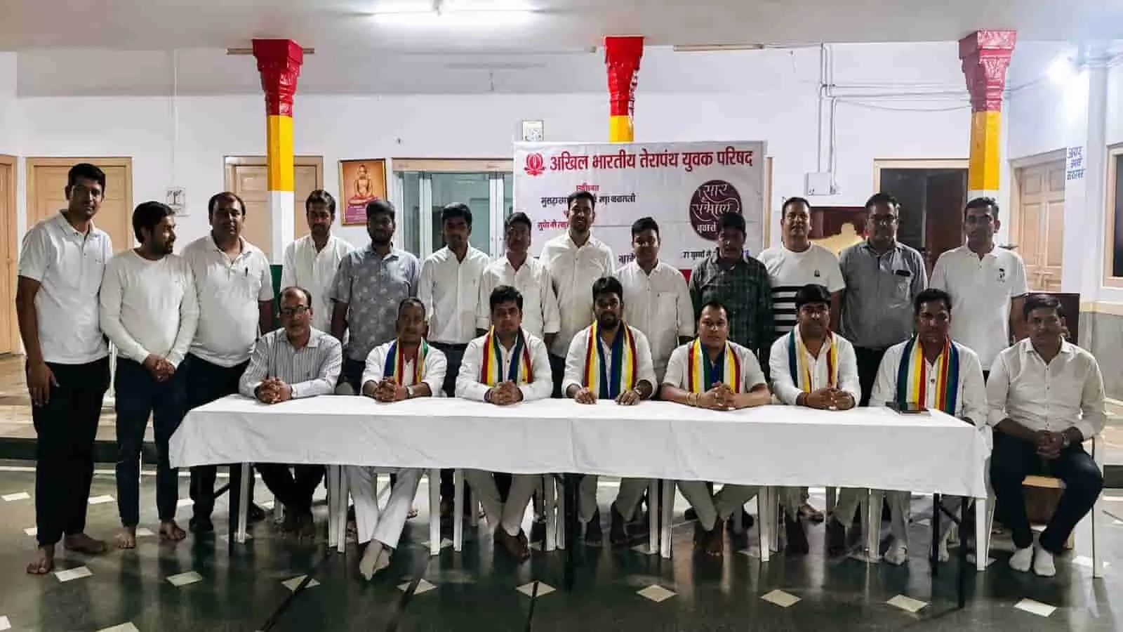 तस्वीर में आमेट के तेरापंथ सभा भवन में आयोजित बैठक में उपस्थित अखिल भारतीय तेरापंथ युवक परिषद के सदस्य दिखाई दे रहे हैं। तस्वीर में आमेट के तेरापंथ सभा भवन में आयोजित बैठक में उपस्थित अखिल भारतीय तेरापंथ युवक परिषद के सदस्य दिखाई दे रहे हैं।