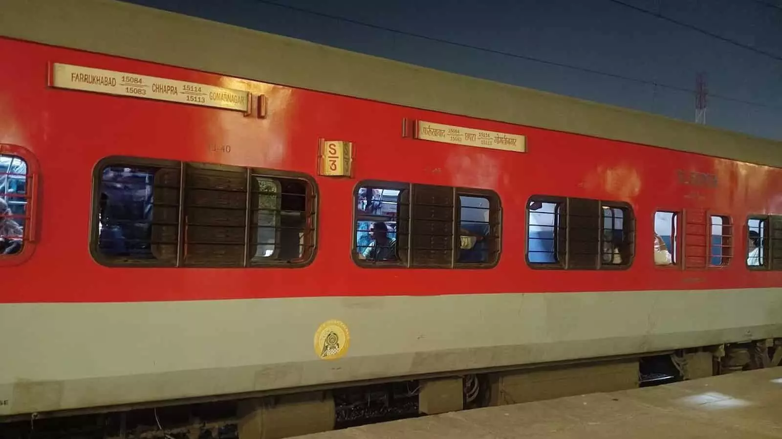 रेलवे स्टेशन के प्लेटफॉर्म पर खड़ी भारतीय रेलवे की एक एक्सप्रेस ट्रेन का स्लीपर कोच। रेलवे स्टेशन के प्लेटफॉर्म पर खड़ी भारतीय रेलवे की एक एक्सप्रेस ट्रेन का स्लीपर कोच।