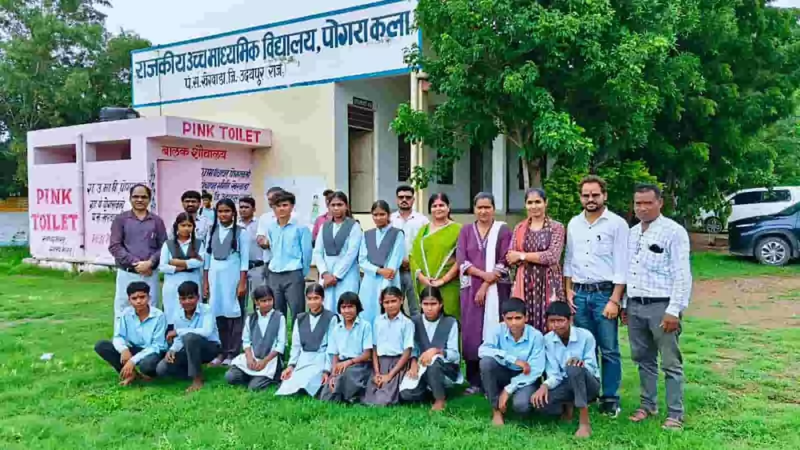 तस्वीर में पोगरा कला स्कूल के शिक्षक और छात्र संसद के विद्यार्थी परिसर में खड़े हैं। तस्वीर में पोगरा कला स्कूल के शिक्षक और छात्र संसद के विद्यार्थी परिसर में खड़े हैं।