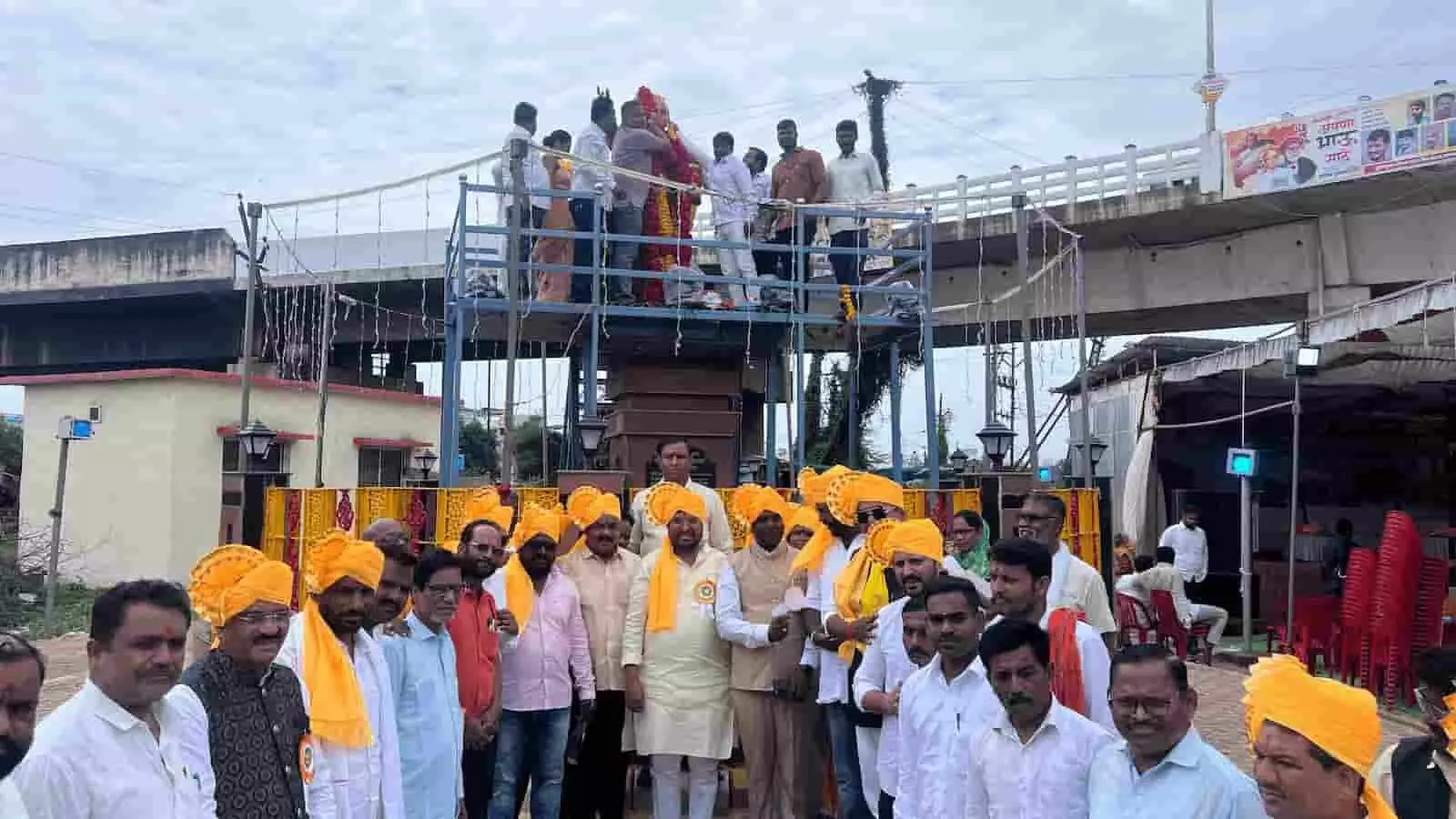 तस्वीर में जालना में अण्णाभाऊ साठे की प्रतिमा के पास नेता और कार्यकर्ता नजर आ रहे हैं। तस्वीर में जालना में अण्णाभाऊ साठे की प्रतिमा के पास नेता और कार्यकर्ता नजर आ रहे हैं।
