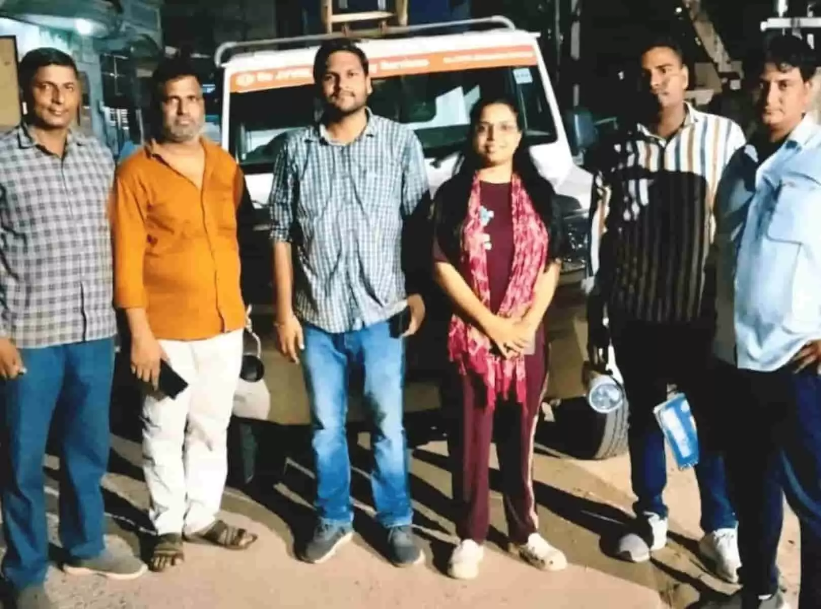 बयाना में बिजली चोरी के खिलाफ कार्रवाई के दौरान खड़े डिस्कॉम विजिलेंस टीम के कर्मचारी। बयाना में बिजली चोरी के खिलाफ कार्रवाई के दौरान खड़े डिस्कॉम विजिलेंस टीम के कर्मचारी।