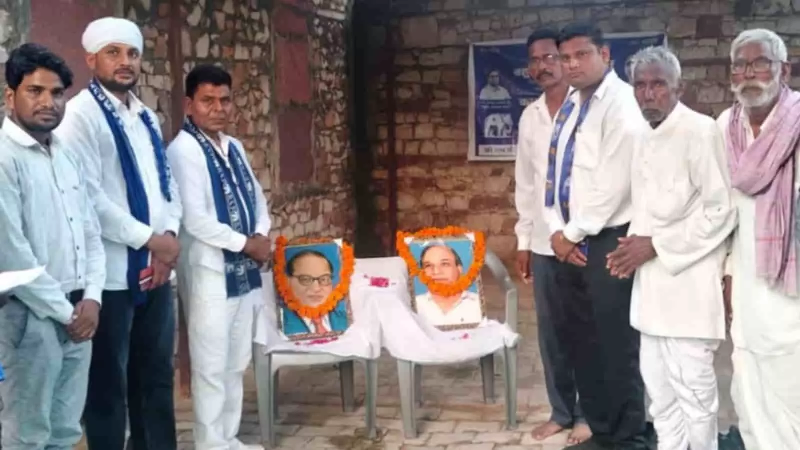 तस्वीर में बसपा नेता माला चढ़ी तस्वीरों के पास खड़े होकर बैठक में शामिल होते दिख रहे हैं। तस्वीर में बसपा नेता माला चढ़ी तस्वीरों के पास खड़े होकर बैठक में शामिल होते दिख रहे हैं।