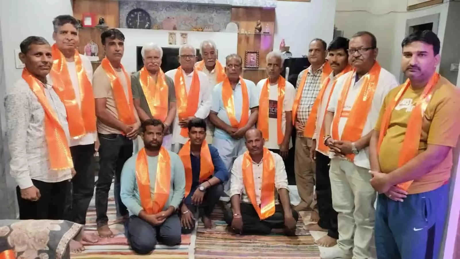तस्वीर में केसरिया दुपट्टा पहने जैन समाज के नवनिर्वाचित सदस्य कमरे में खड़े हैं। तस्वीर में केसरिया दुपट्टा पहने जैन समाज के नवनिर्वाचित सदस्य कमरे में खड़े हैं।