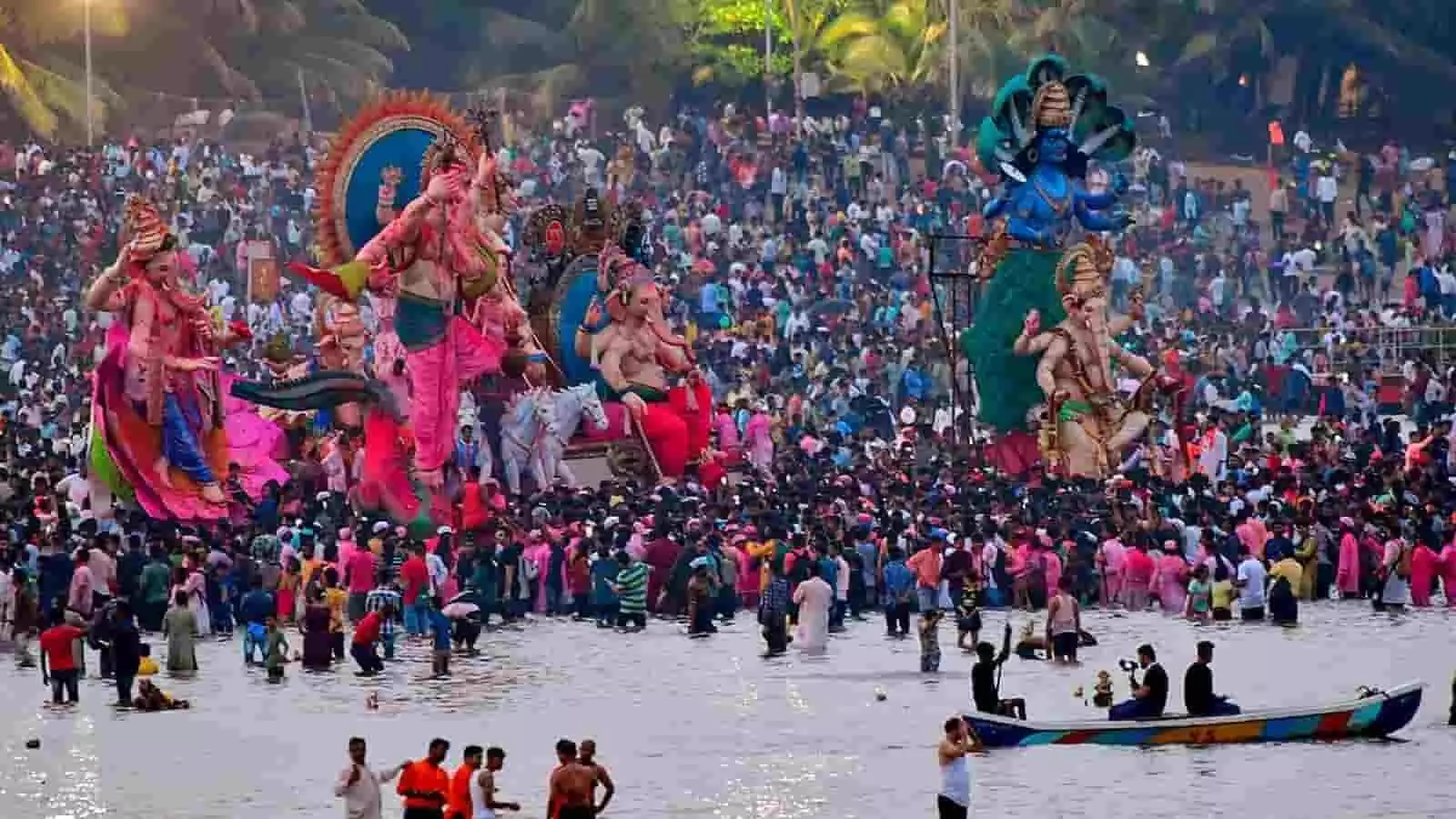 तस्वीर में मुंबई के बीच पर गणेश विसर्जन के लिए एकत्र हुए श्रद्धालुओं की भारी भीड़ दिख रही है। तस्वीर में मुंबई के बीच पर गणेश विसर्जन के लिए एकत्र हुए श्रद्धालुओं की भारी भीड़ दिख रही है।