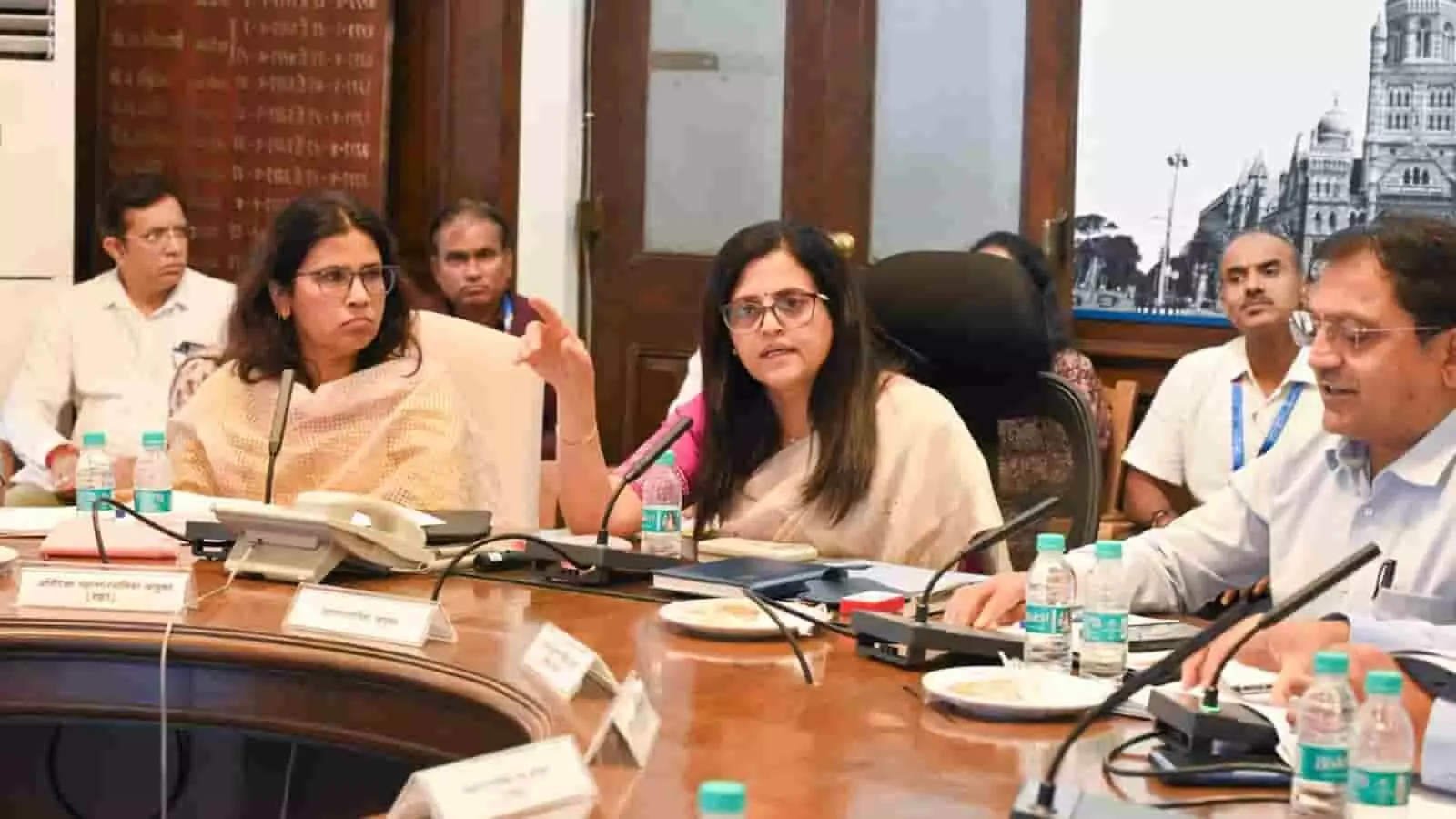 तस्वीर में बीएमसी मुख्यालय की बैठक में निर्देश देतीं आयुक्त अश्विनी भिडे। तस्वीर में बीएमसी मुख्यालय की बैठक में निर्देश देतीं आयुक्त अश्विनी भिडे।