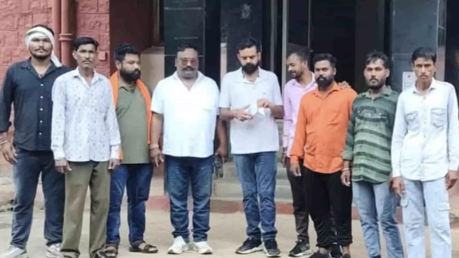 तस्वीर में पुलिस अधीक्षक कार्यालय के बाहर ज्ञापन सौंपने पहुंचे लोग खड़े दिख रहे हैं। तस्वीर में पुलिस अधीक्षक कार्यालय के बाहर ज्ञापन सौंपने पहुंचे लोग खड़े दिख रहे हैं।
