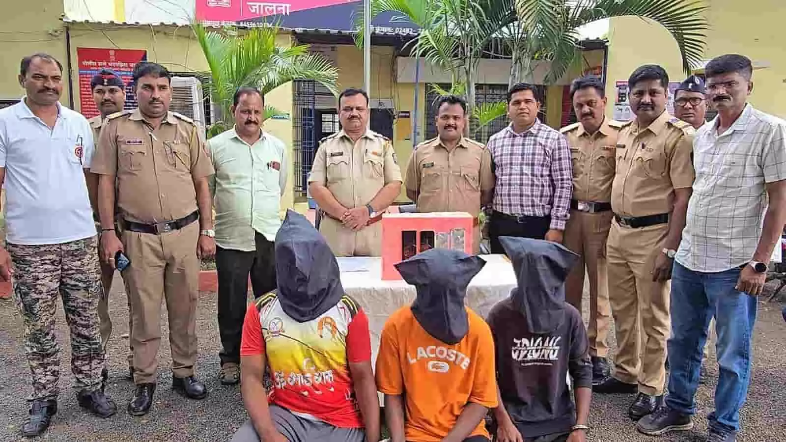 पुलिस अधिकारी और आरोपी जालना थाने में जांच प्रक्रिया के संदर्भ में दिखाई दे रहे हैं। पुलिस अधिकारी और आरोपी जालना थाने में जांच प्रक्रिया के संदर्भ में दिखाई दे रहे हैं।