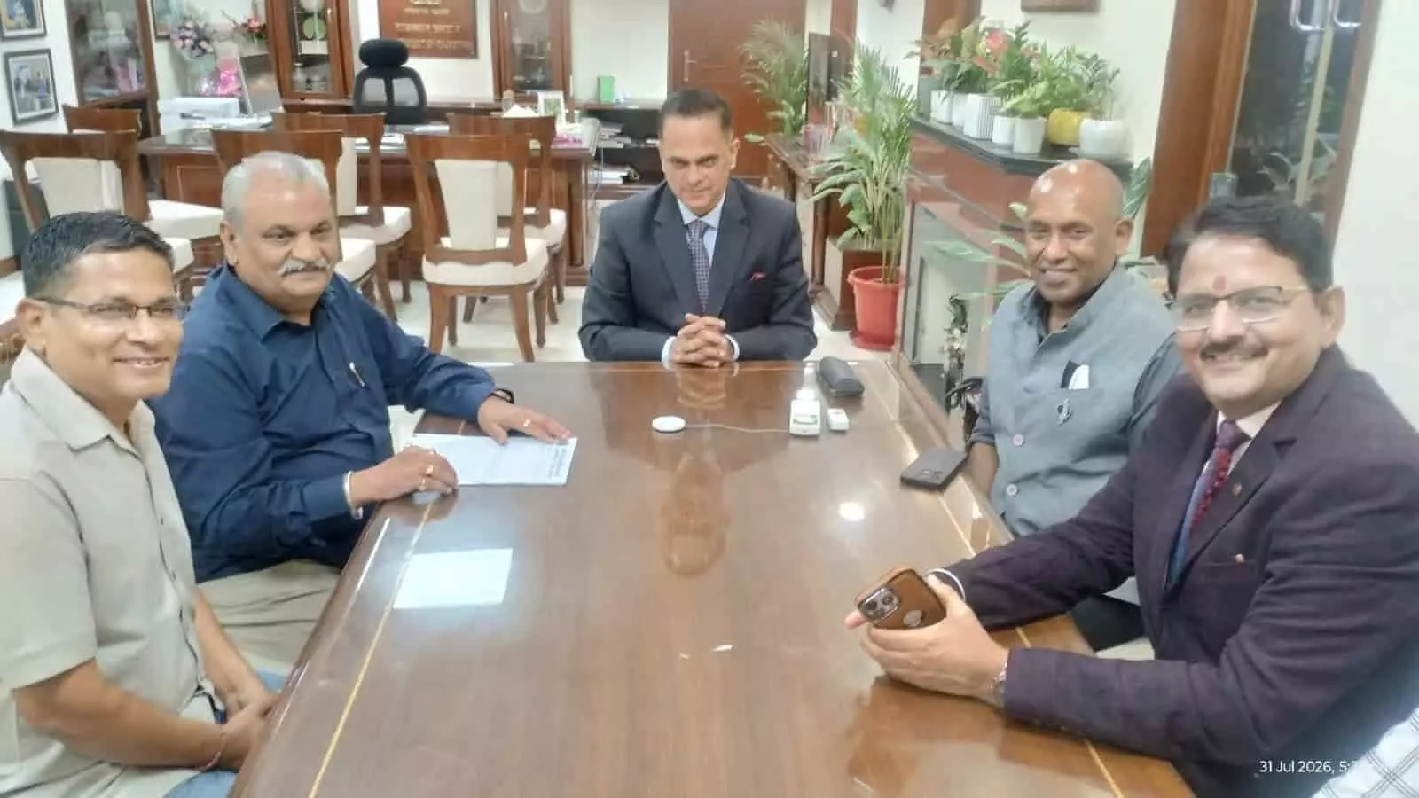 तस्वीर में मुख्य सचिव श्री वी. श्रीनिवास और कुलगुरु कार्यालय कक्ष की मेज के पास बैठे हुए दिख रहे हैं। तस्वीर में मुख्य सचिव श्री वी. श्रीनिवास और कुलगुरु कार्यालय कक्ष की मेज के पास बैठे हुए दिख रहे हैं।