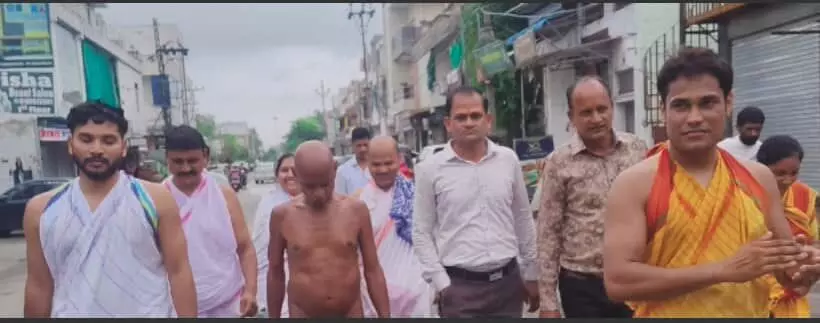 : तस्वीर में मुनि श्री योगसागर जी महाराज सड़क पर अन्य श्रद्धालुओं के साथ विहार करते हुए दिख रहे हैं। : तस्वीर में मुनि श्री योगसागर जी महाराज सड़क पर अन्य श्रद्धालुओं के साथ विहार करते हुए दिख रहे हैं।