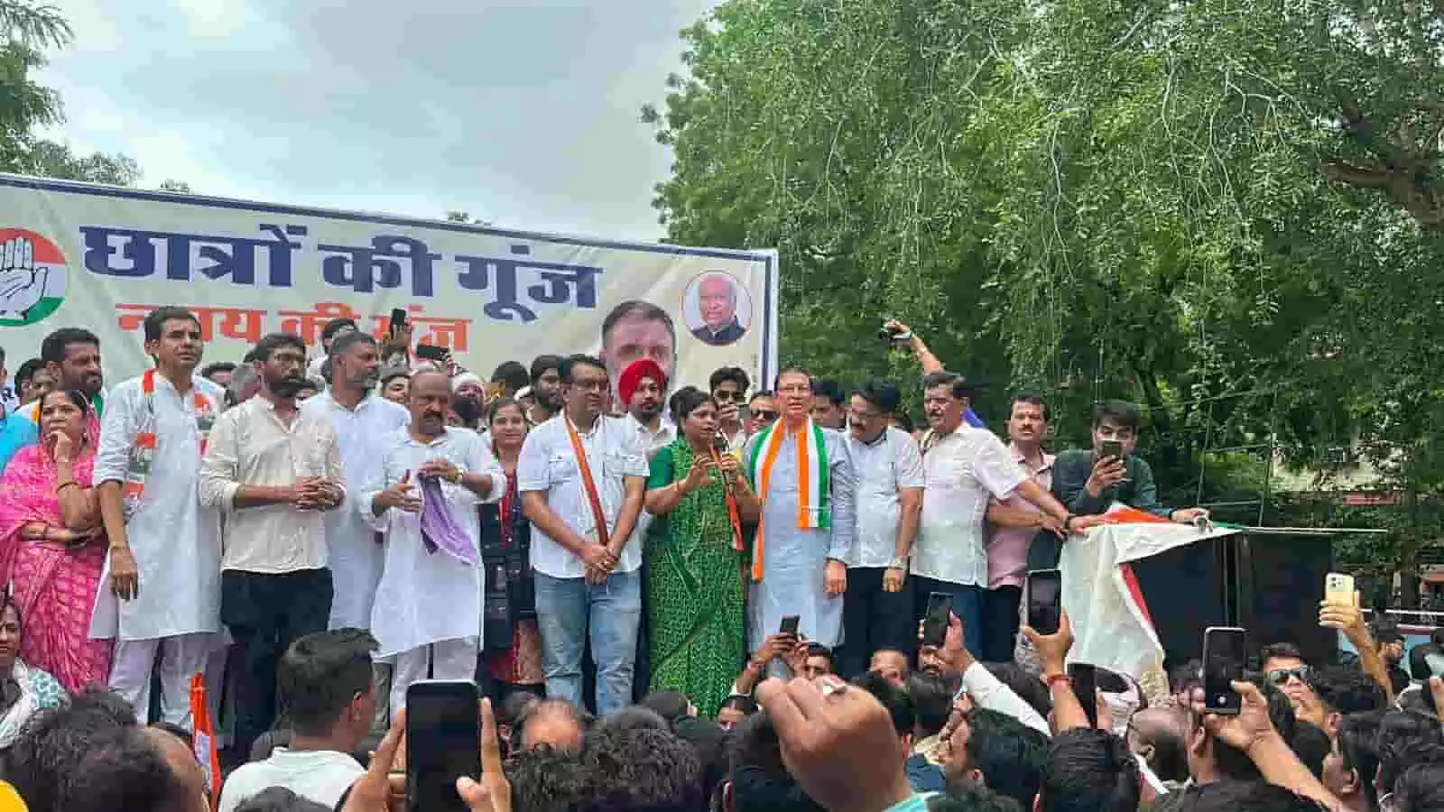 कोटा में कांग्रेस के प्रदर्शन के दौरान मंच पर खड़े नेता और भीड़। कोटा में कांग्रेस के प्रदर्शन के दौरान मंच पर खड़े नेता और भीड़।