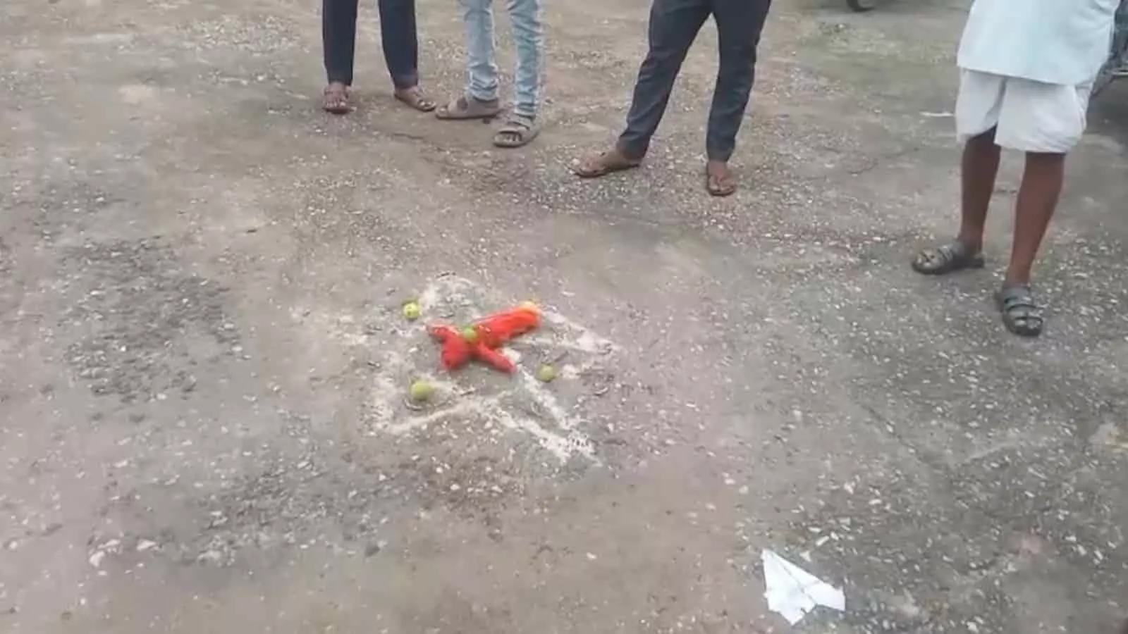 भीलवाड़ा के बिलेठा स्कूल परिसर की जमीन पर रखी तंत्र-मंत्र सामग्री और पास खड़े लोग। भीलवाड़ा के बिलेठा स्कूल परिसर की जमीन पर रखी तंत्र-मंत्र सामग्री और पास खड़े लोग।