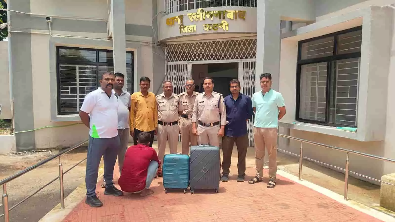 तस्वीर में स्लीमनाबाद थाने के बाहर पुलिसकर्मी और ट्रॉली बैग के साथ आरोपी नजर आ रहा है। तस्वीर में स्लीमनाबाद थाने के बाहर पुलिसकर्मी और ट्रॉली बैग के साथ आरोपी नजर आ रहा है।