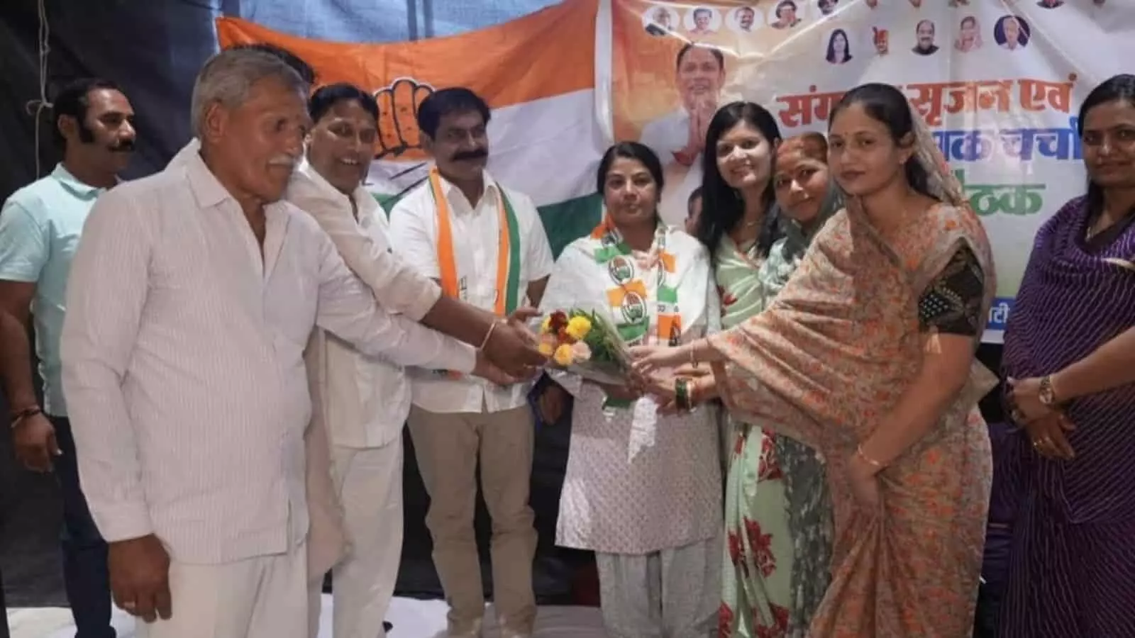 तस्वीर में बारां जिला कांग्रेस कार्यालय में नेतागण बैठक के दौरान स्वागत करते दिख रहे हैं। तस्वीर में बारां जिला कांग्रेस कार्यालय में नेतागण बैठक के दौरान स्वागत करते दिख रहे हैं।