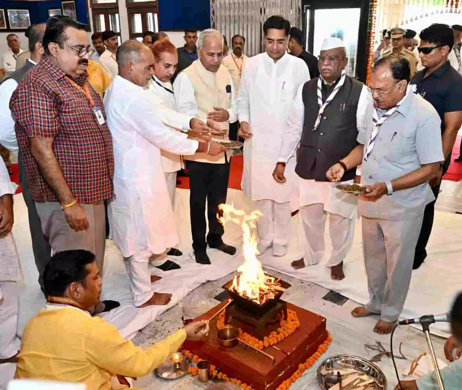 तस्वीर में राज्यपाल हरिभाऊ बागडे और अन्य अतिथि अजमेर विश्वविद्यालय में वैदिक हवन करते दिख रहे हैं। तस्वीर में राज्यपाल हरिभाऊ बागडे और अन्य अतिथि अजमेर विश्वविद्यालय में वैदिक हवन करते दिख रहे हैं।
