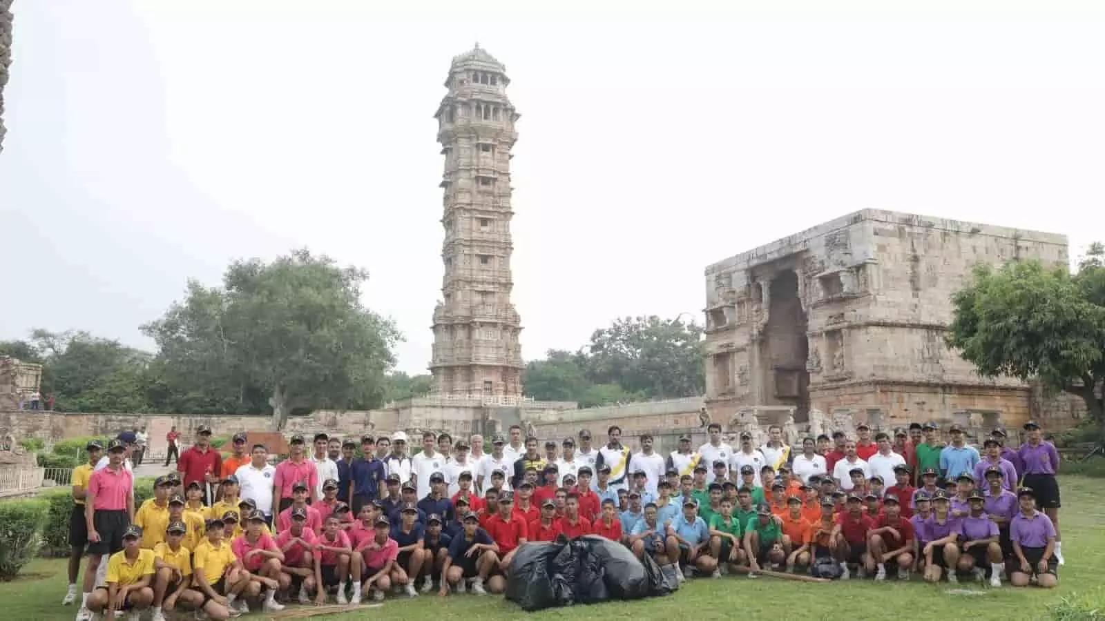 तस्वीर में चित्तौड़गढ़ दुर्ग परिसर में स्वच्छता अभियान के दौरान कैडेट्स और स्टाफ नजर आ रहे हैं। तस्वीर में चित्तौड़गढ़ दुर्ग परिसर में स्वच्छता अभियान के दौरान कैडेट्स और स्टाफ नजर आ रहे हैं।