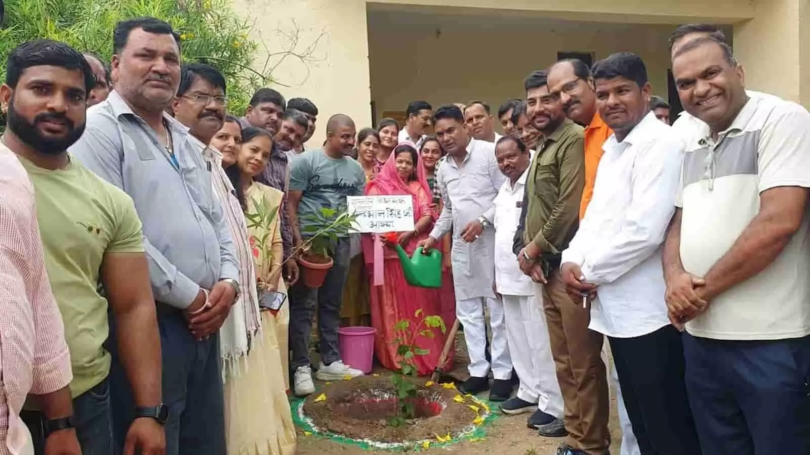 विधायक चंद्रभान सिंह आक्या और स्थानीय लोग महात्मा गांधी राजकीय विद्यालय कीरखेड़ा में पौधारोपण कर रहे हैं। विधायक चंद्रभान सिंह आक्या और स्थानीय लोग महात्मा गांधी राजकीय विद्यालय कीरखेड़ा में पौधारोपण कर रहे हैं।