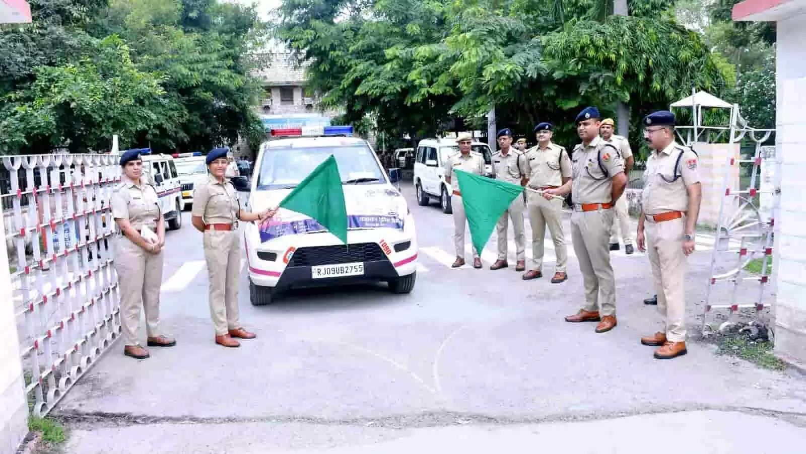 कलेक्ट्रेट परिसर चित्तौड़गढ़ में महिला सुरक्षा संकल्प अभियान के तहत हरी झंडी दिखाते पुलिस अधिकारी। कलेक्ट्रेट परिसर चित्तौड़गढ़ में महिला सुरक्षा संकल्प अभियान के तहत हरी झंडी दिखाते पुलिस अधिकारी।