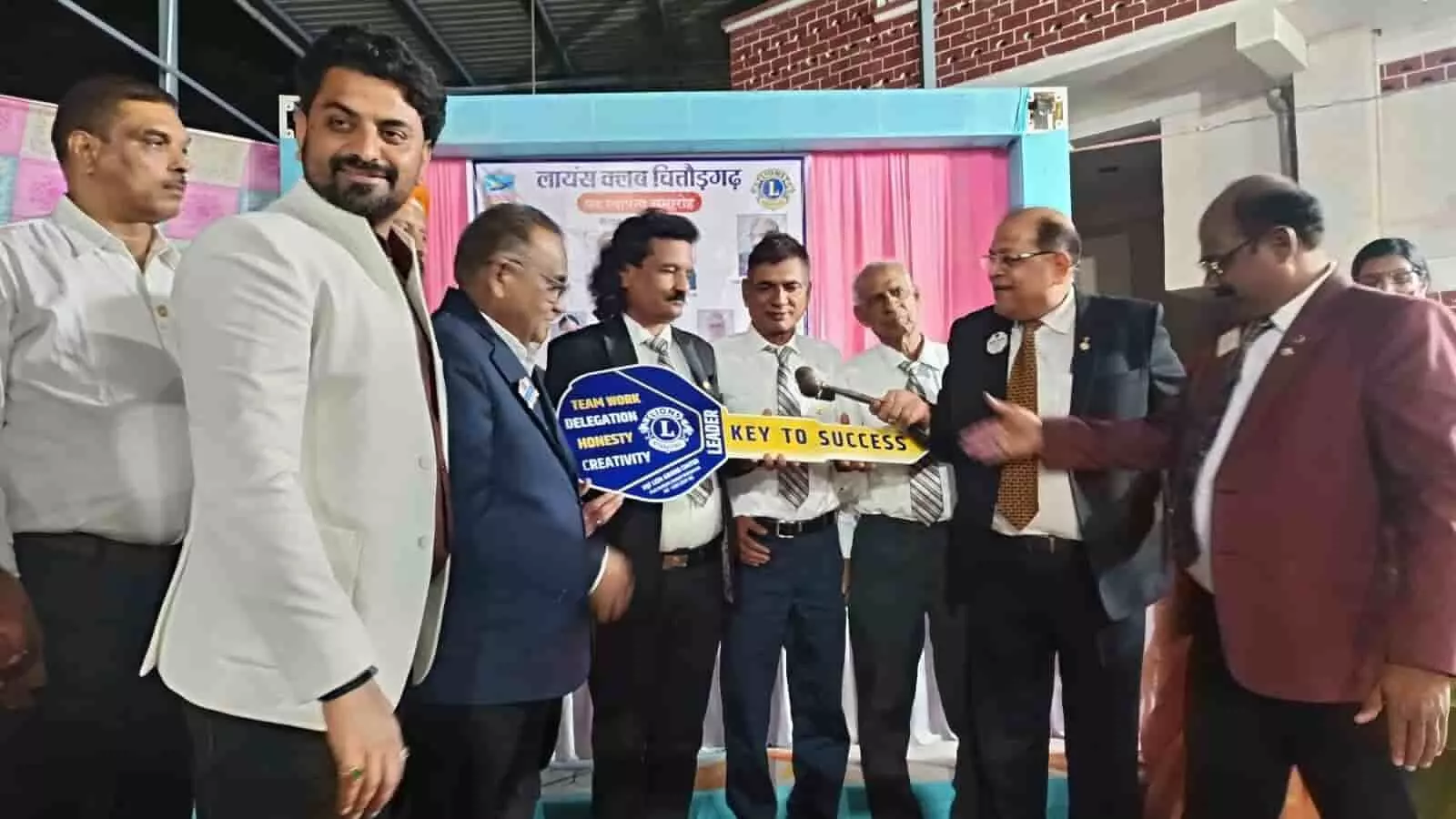 तस्वीर में रामरखी गार्डन में आयोजित लायंस क्लब चित्तौड़गढ़ के पदस्थापना समारोह में उपस्थित सदस्य दिख रहे हैं। तस्वीर में रामरखी गार्डन में आयोजित लायंस क्लब चित्तौड़गढ़ के पदस्थापना समारोह में उपस्थित सदस्य दिख रहे हैं।