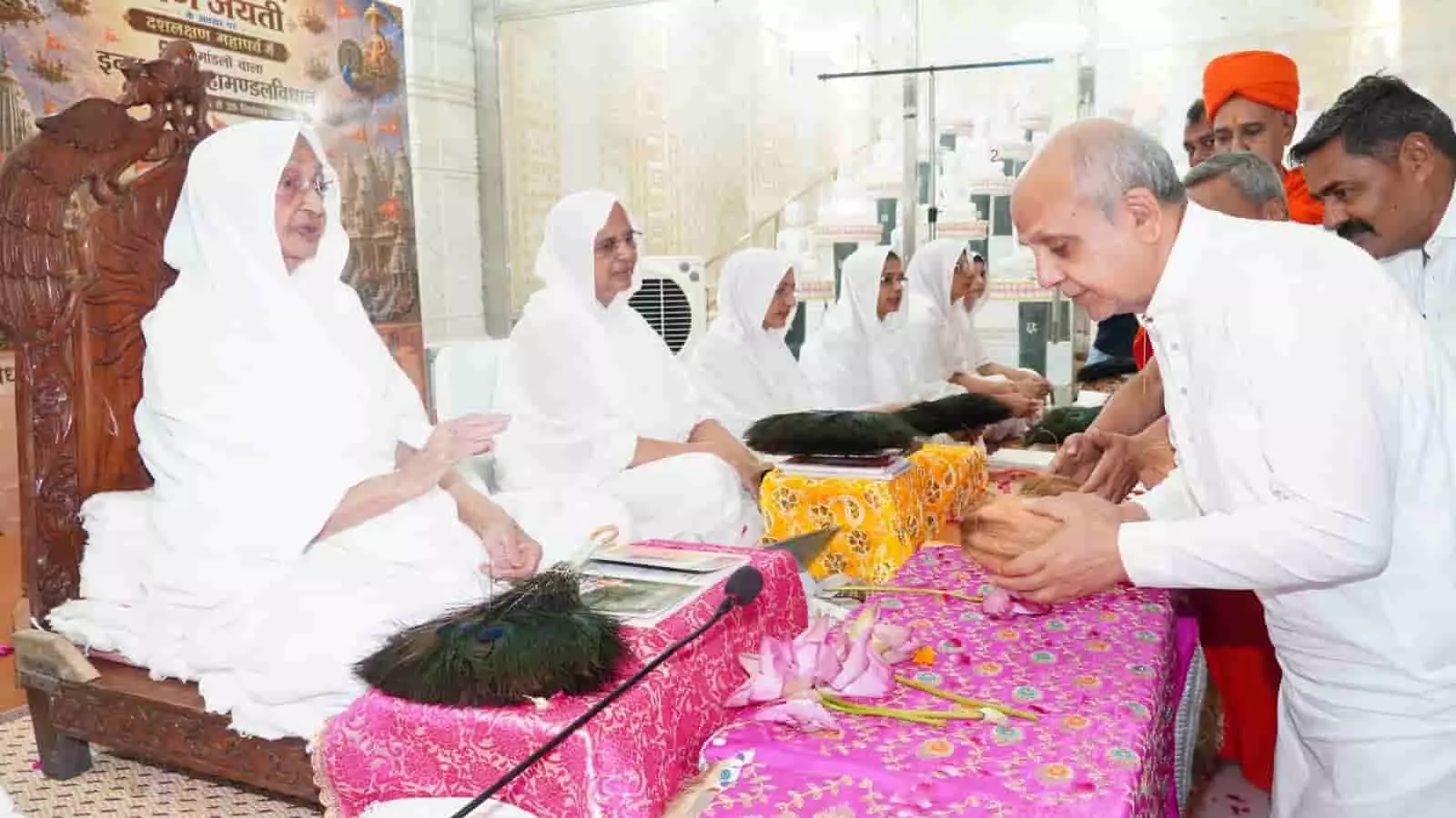 गणिनीप्रमुख श्री ज्ञानमती माताजी ससंघ अयोध्या के जैन मंदिर में वर्षायोग स्थापना के दौरान नजर आ रही हैं। गणिनीप्रमुख श्री ज्ञानमती माताजी ससंघ अयोध्या के जैन मंदिर में वर्षायोग स्थापना के दौरान नजर आ रही हैं।