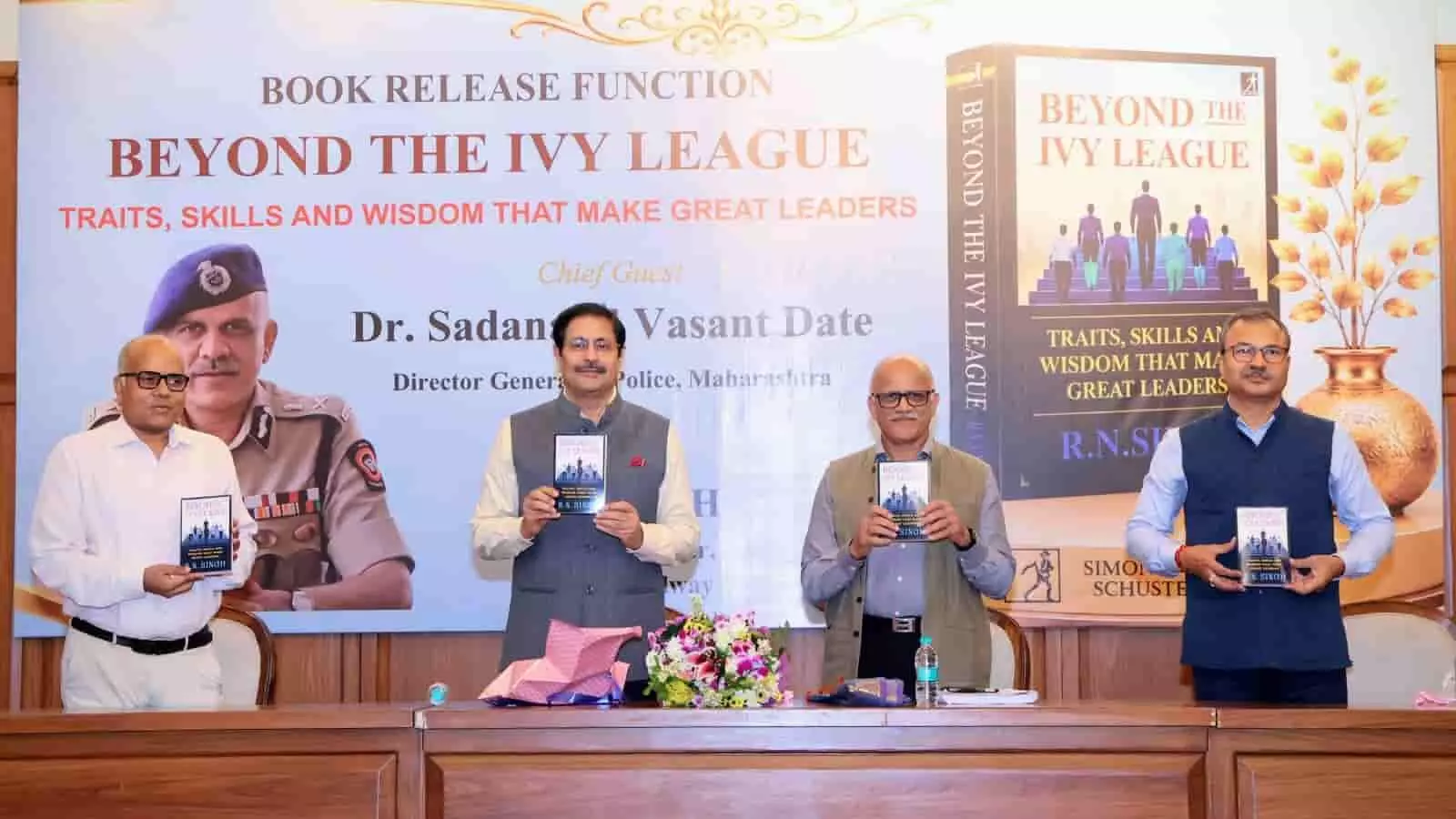 तस्वीर में महाराष्ट्र के डीजीपी और रेलवे अधिकारी मुंबई में पुस्तक का विमोचन करते हुए दिख रहे हैं। तस्वीर में महाराष्ट्र के डीजीपी और रेलवे अधिकारी मुंबई में पुस्तक का विमोचन करते हुए दिख रहे हैं।