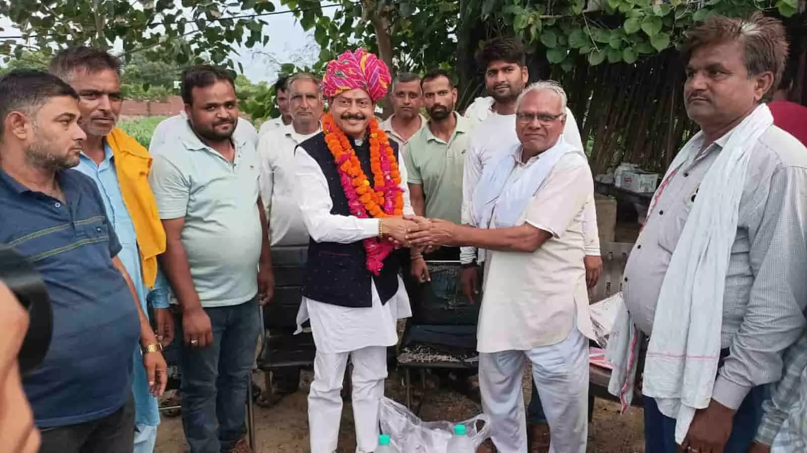 छोंकरवाड़ा कलां के पेट्रोल पंप पर भाजपा विधायक गोपाल शर्मा का स्वागत करते कार्यकर्ता। छोंकरवाड़ा कलां के पेट्रोल पंप पर भाजपा विधायक गोपाल शर्मा का स्वागत करते कार्यकर्ता।