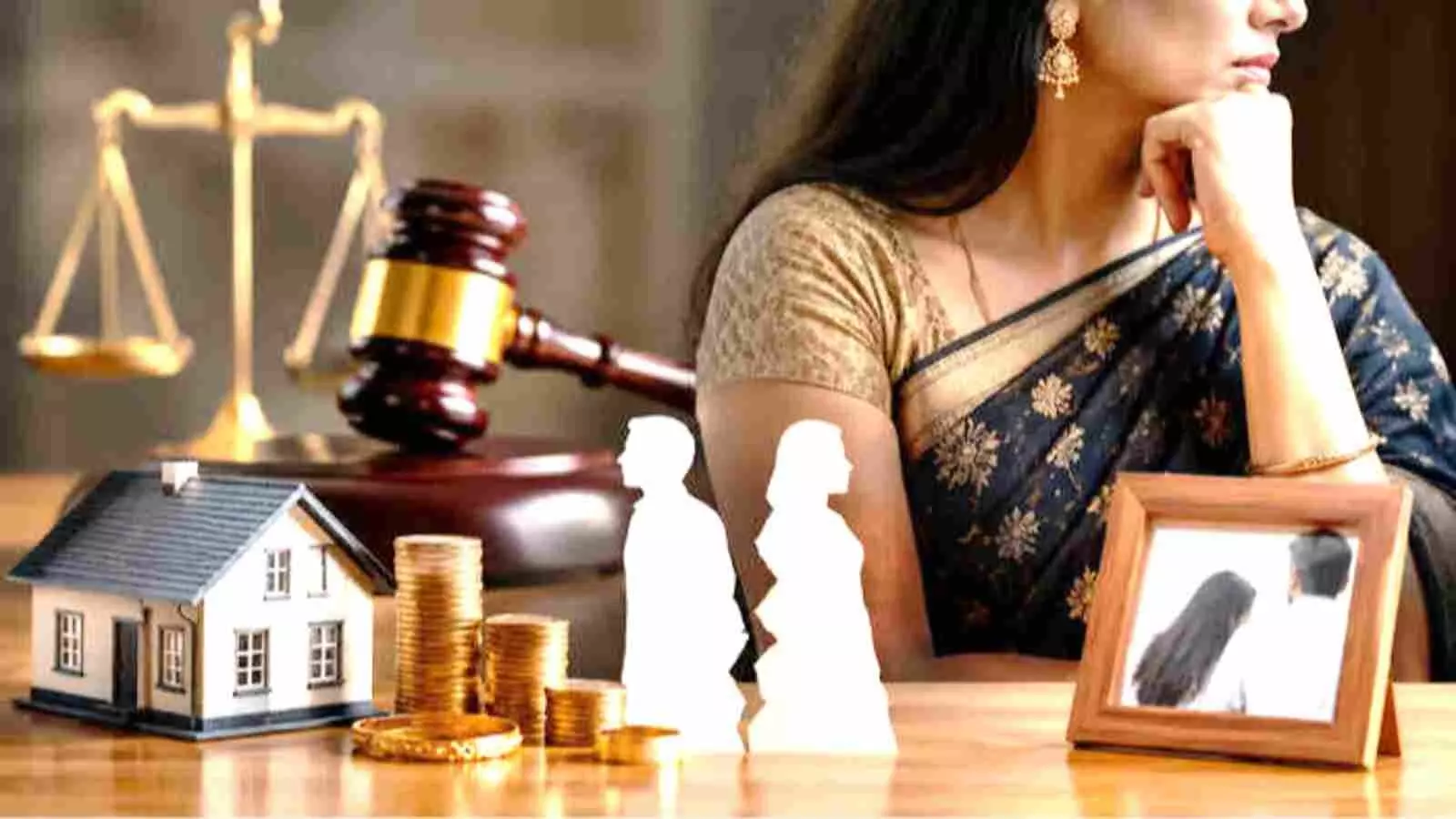 तराजू, घर का मॉडल और महिला दिख रही है| तराजू, घर का मॉडल और महिला दिख रही है|