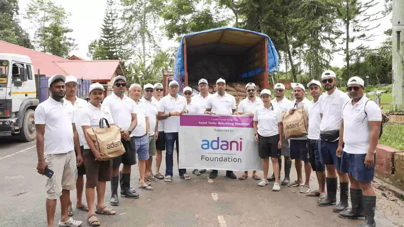 तस्वीर में अदाणी फाउंडेशन के स्वयंसेवक असम में बाढ़ राहत सामग्री और बैनर के साथ खड़े दिख रहे हैं। तस्वीर में अदाणी फाउंडेशन के स्वयंसेवक असम में बाढ़ राहत सामग्री और बैनर के साथ खड़े दिख रहे हैं।