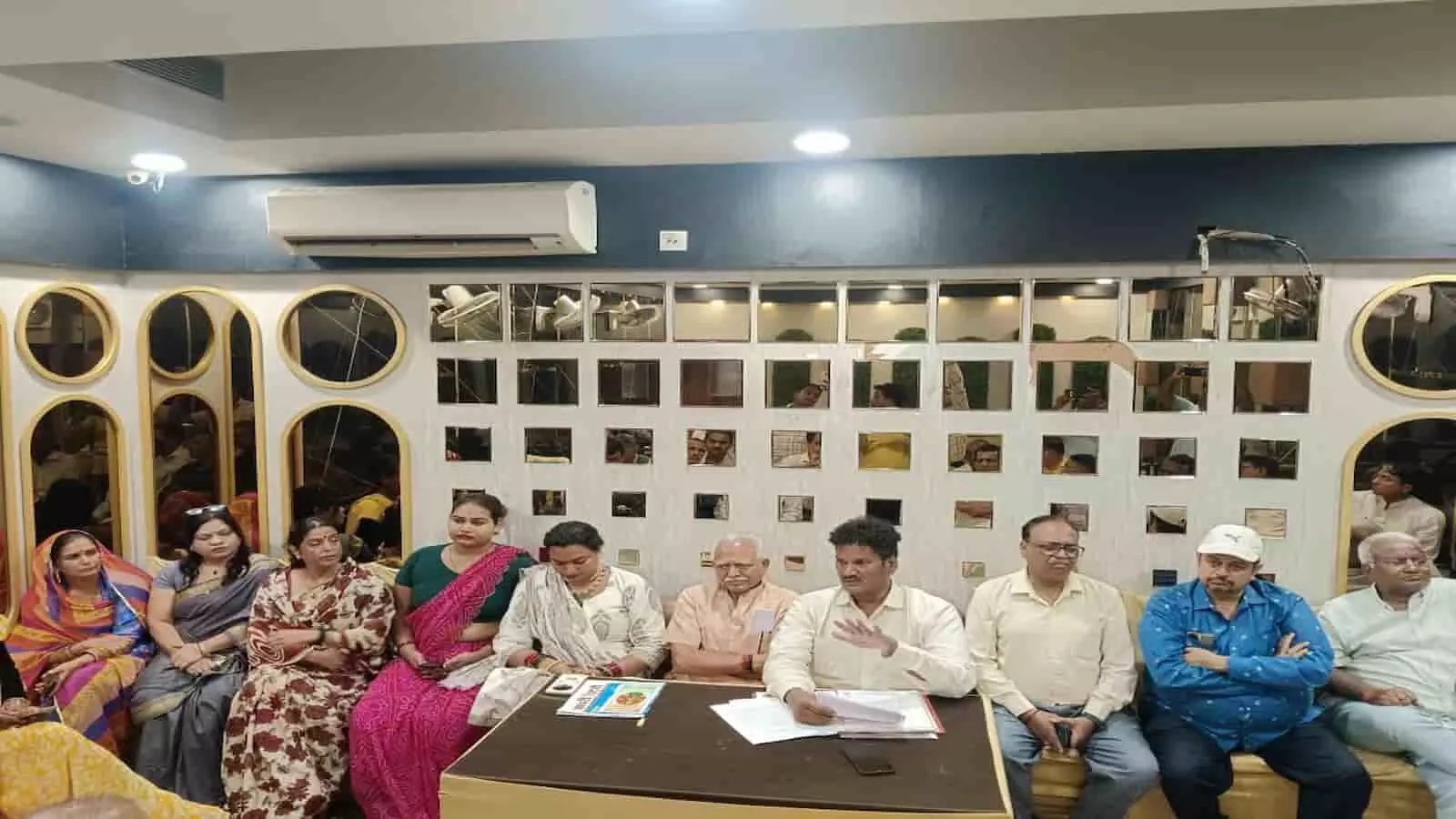 कोटा में बैठक के दौरान बैठे लोग और महासंघ के पदाधिकारी नजर आ रहे हैं। कोटा में बैठक के दौरान बैठे लोग और महासंघ के पदाधिकारी नजर आ रहे हैं।