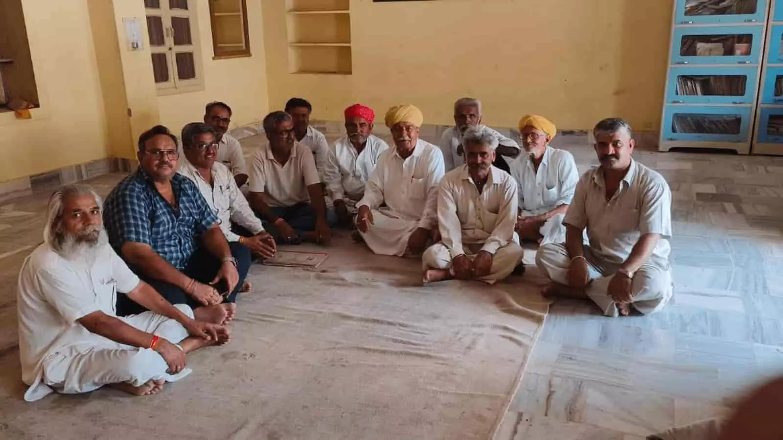 सुथार समाज संस्थान की बैठक में विश्वकर्मा भवन के हॉल में जमीन पर बैठे समाज के लोग। सुथार समाज संस्थान की बैठक में विश्वकर्मा भवन के हॉल में जमीन पर बैठे समाज के लोग।