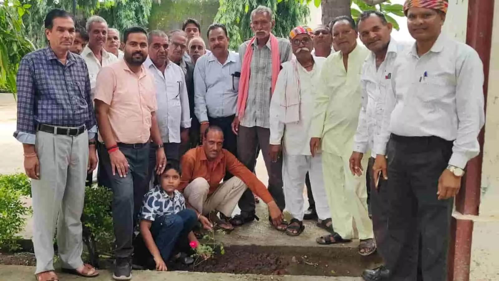 दरौली स्थित श्रीयादे मंदिर परिसर में पौधे लगाते हुए प्रजापति समाज के लोग। दरौली स्थित श्रीयादे मंदिर परिसर में पौधे लगाते हुए प्रजापति समाज के लोग।