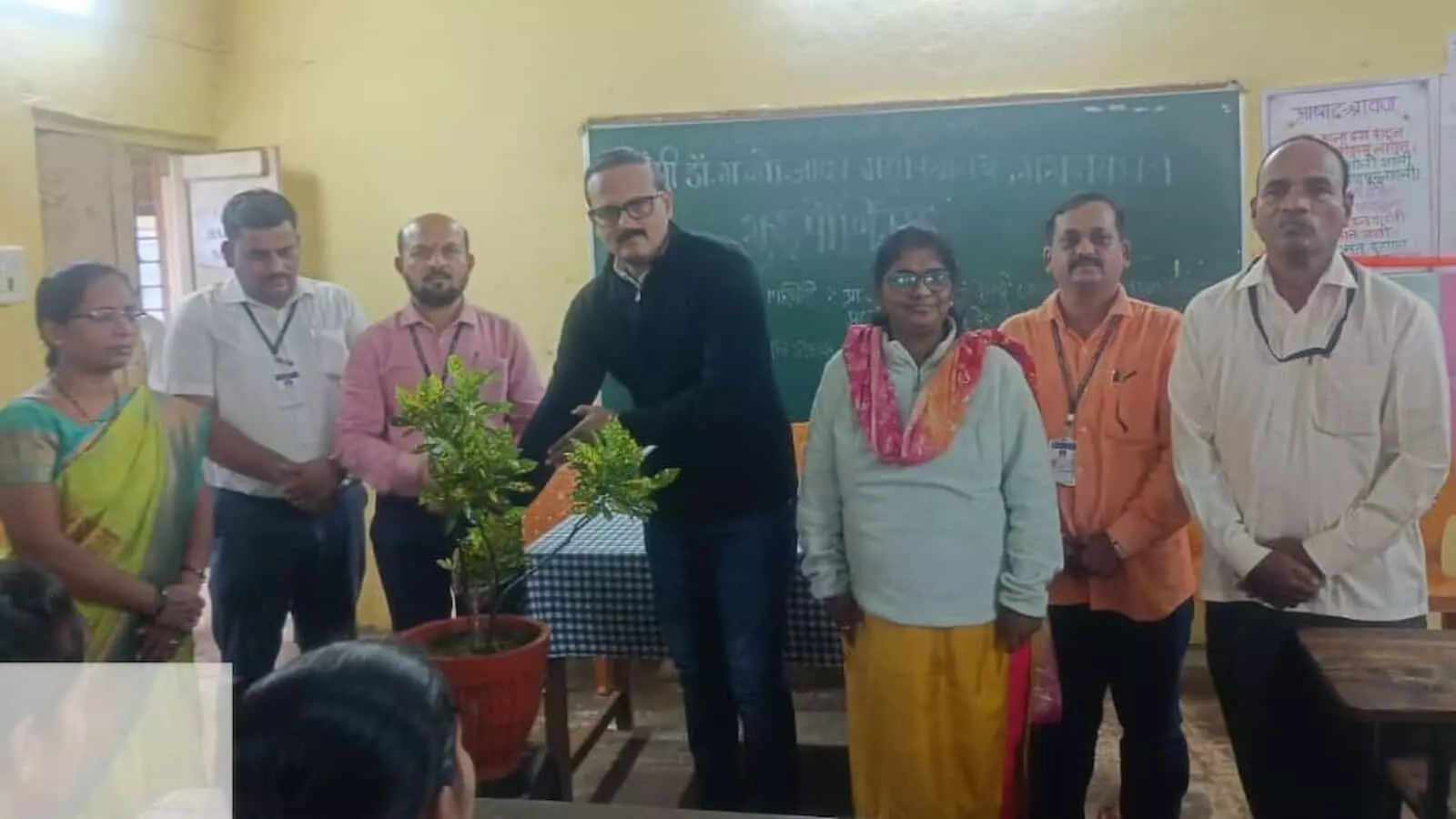 तस्वीर में कोल्हापुर के महाविद्यालय में गुरुपूर्णिमा कार्यक्रम के दौरान खड़े अतिथि और प्राध्यापक दिखाई दे रहे हैं। तस्वीर में कोल्हापुर के महाविद्यालय में गुरुपूर्णिमा कार्यक्रम के दौरान खड़े अतिथि और प्राध्यापक दिखाई दे रहे हैं।