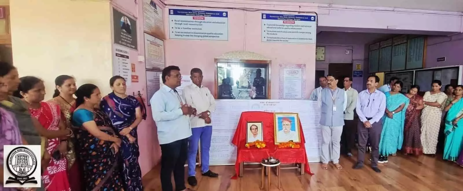 कर्मवीर हिरे महाविद्यालय गारगोटी में महापुरुषों की तस्वीरों पर पुष्प अर्पित करते प्राचार्य और प्राध्यापक। कर्मवीर हिरे महाविद्यालय गारगोटी में महापुरुषों की तस्वीरों पर पुष्प अर्पित करते प्राचार्य और प्राध्यापक।