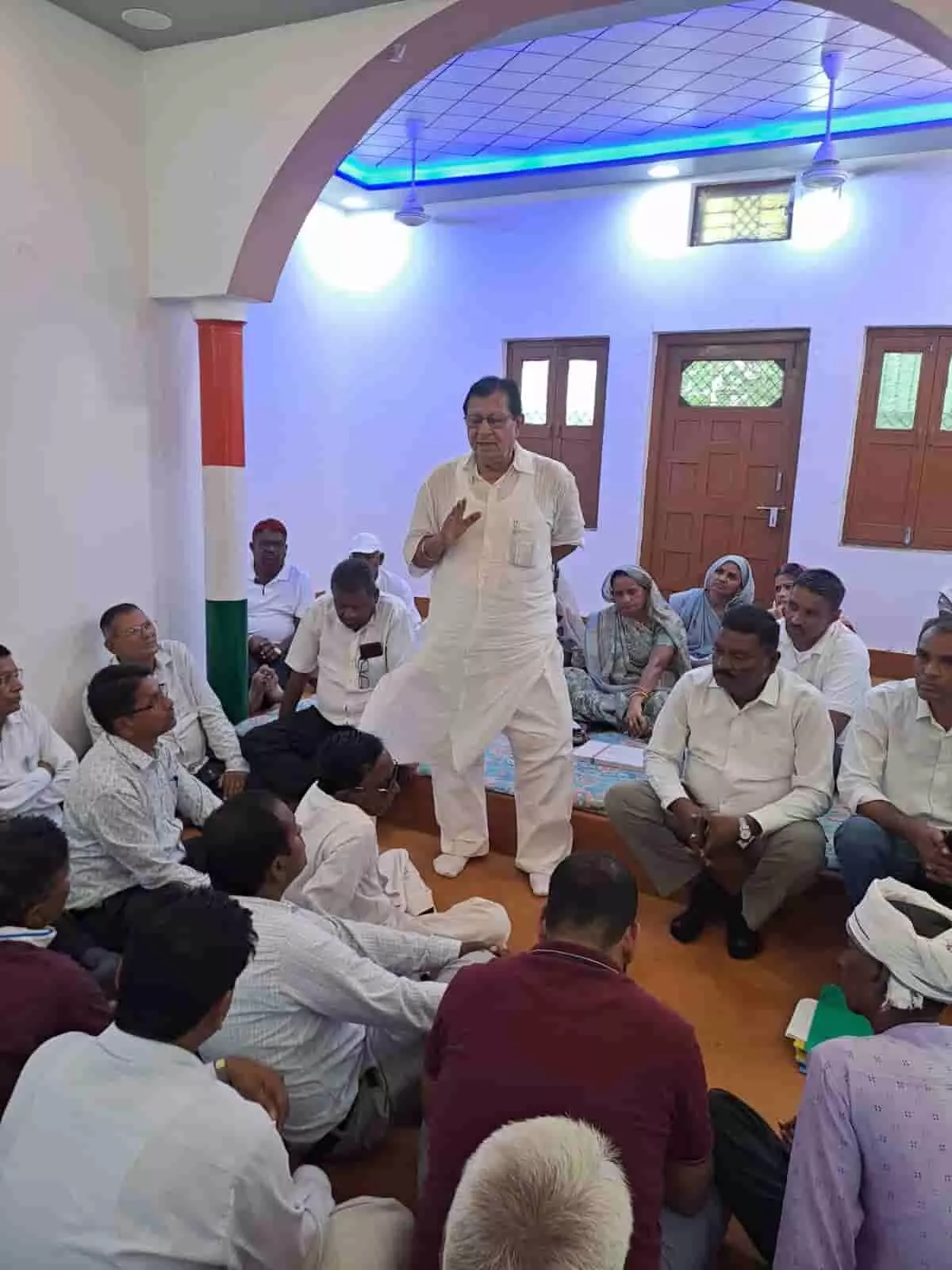 खेरवाड़ा कार्यालय में बैठक को संबोधित करते विधायक डॉ. दयाराम परमार और उपस्थित कार्यकर्ता। खेरवाड़ा कार्यालय में बैठक को संबोधित करते विधायक डॉ. दयाराम परमार और उपस्थित कार्यकर्ता।
