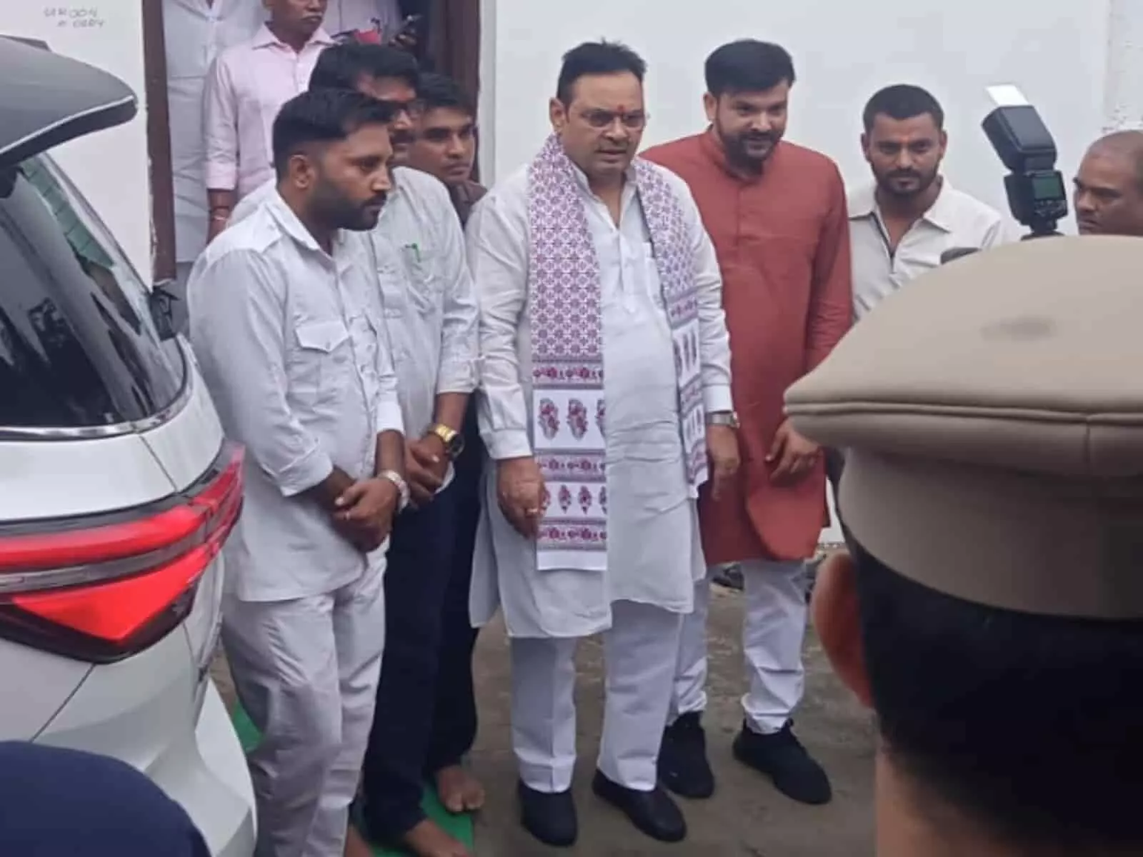 तस्वीर में मुख्यमंत्री भजनलाल शर्मा के झाड़ोल दौरे पर तलाई क्षेत्र की समस्याओं को लेकर लोग खड़े दिखाई दे रहे हैं। तस्वीर में मुख्यमंत्री भजनलाल शर्मा के झाड़ोल दौरे पर तलाई क्षेत्र की समस्याओं को लेकर लोग खड़े दिखाई दे रहे हैं।
