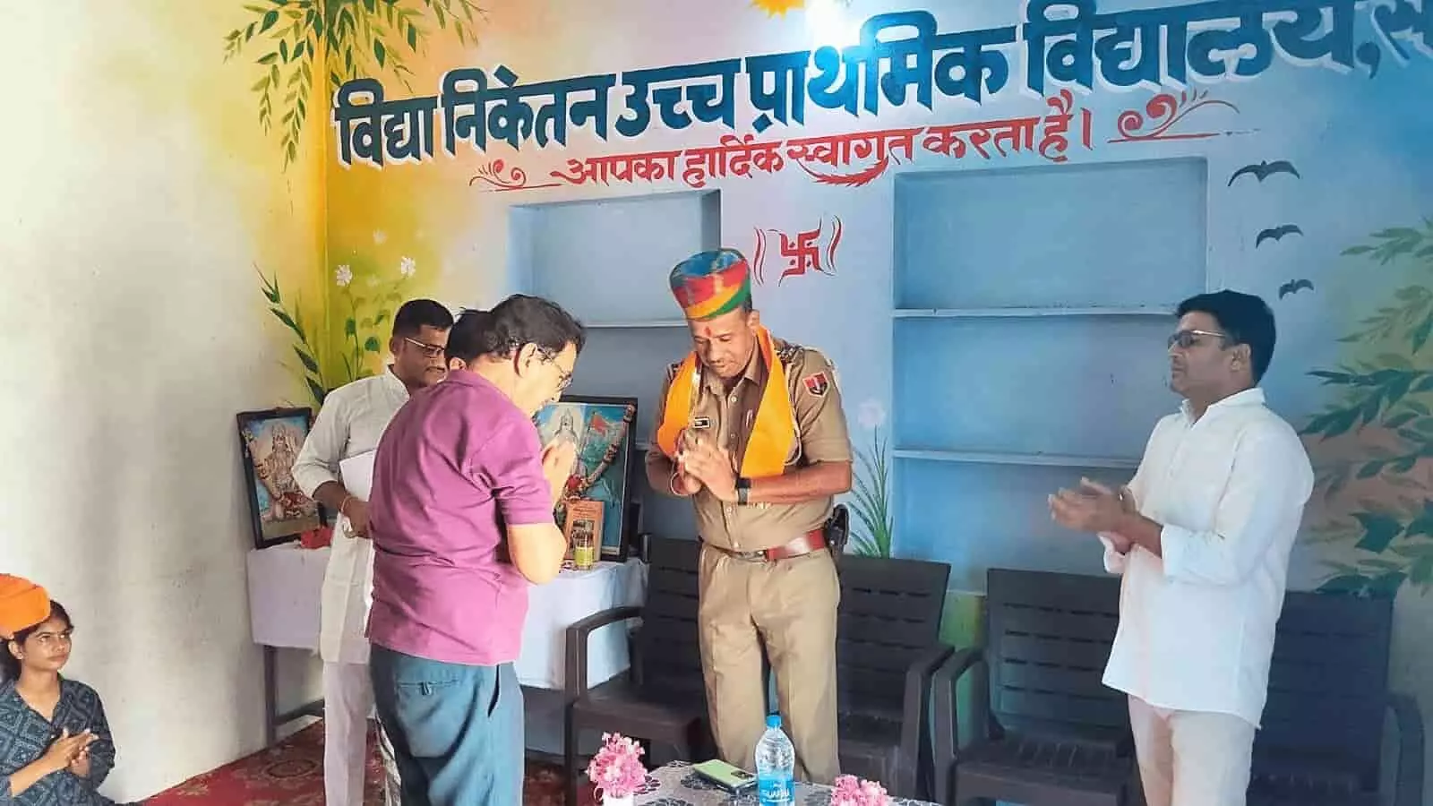 तस्वीर में विद्या निकेतन उच्च प्राथमिक विद्यालय सायरा में अतिथि और अन्य लोग नजर आ रहे हैं। तस्वीर में विद्या निकेतन उच्च प्राथमिक विद्यालय सायरा में अतिथि और अन्य लोग नजर आ रहे हैं।