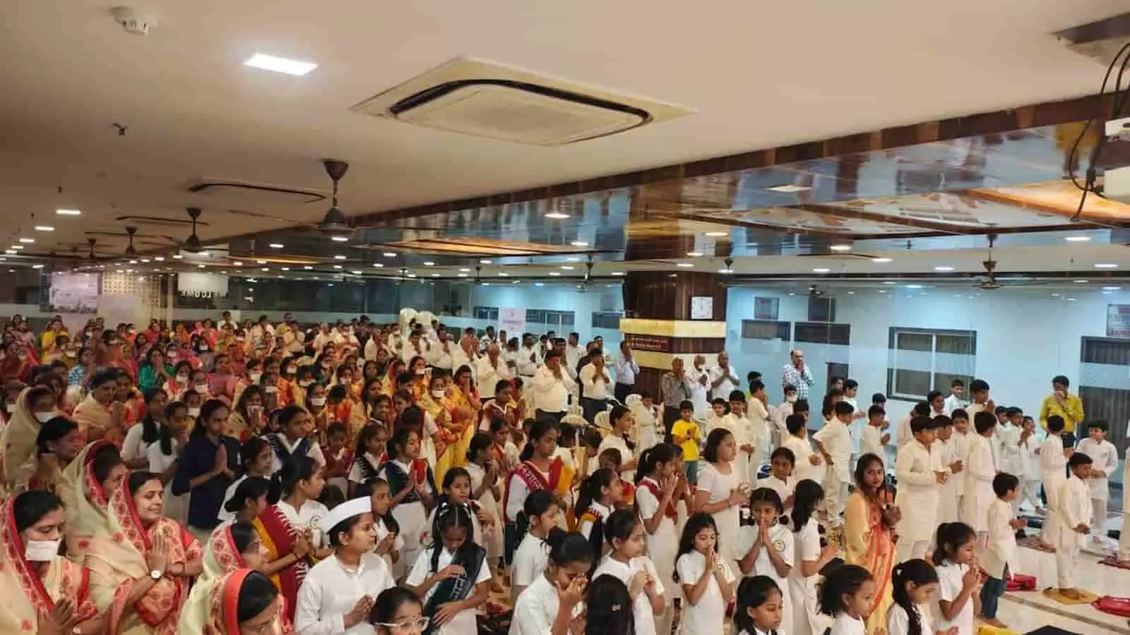 ठाणे तेरापंथ भवन में मंच पर बैठे मुनि कुलदीप कुमार और संत नजर आ रहे हैं। ठाणे तेरापंथ भवन में मंच पर बैठे मुनि कुलदीप कुमार और संत नजर आ रहे हैं।