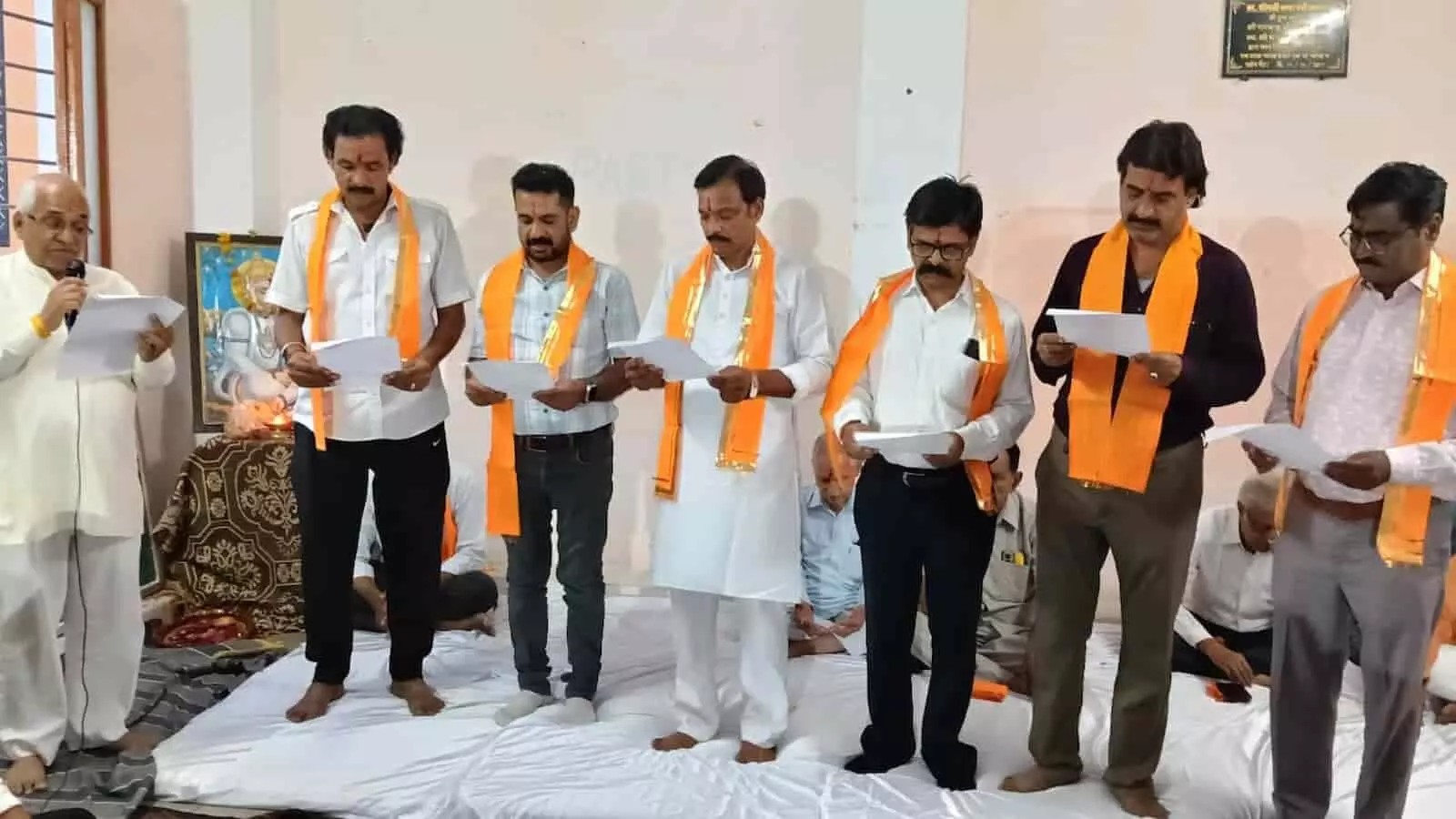 सलंबर के पंचायती भवन में व्यायामशाला की नई कार्यकारिणी के शपथ ग्रहण समारोह में शपथ लेते पदाधिकारी। सलंबर के पंचायती भवन में व्यायामशाला की नई कार्यकारिणी के शपथ ग्रहण समारोह में शपथ लेते पदाधिकारी।