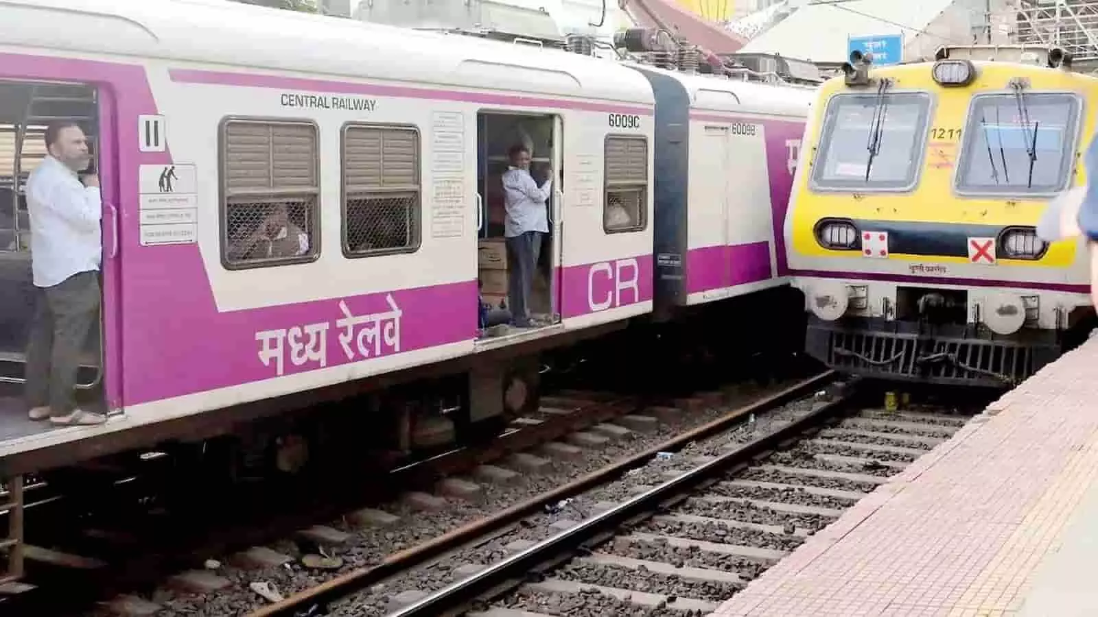 तस्वीर में मुंबई के रेलवे स्टेशन पर सेंट्रल रेलवे की लोकल ट्रेनें खड़ी दिख रही हैं। तस्वीर में मुंबई के रेलवे स्टेशन पर सेंट्रल रेलवे की लोकल ट्रेनें खड़ी दिख रही हैं।