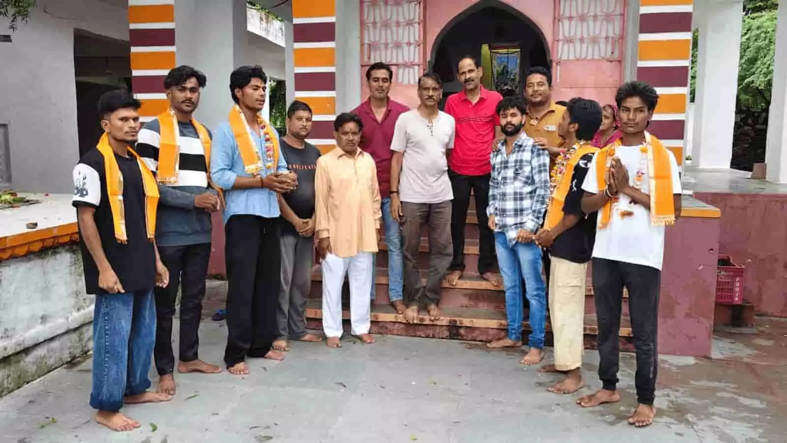 जागेश्वर मंदिर परिसर में सलूम्बर से उज्जैन रवाना होने वाले कावड़ यात्री और पदाधिकारी खड़े हैं। जागेश्वर मंदिर परिसर में सलूम्बर से उज्जैन रवाना होने वाले कावड़ यात्री और पदाधिकारी खड़े हैं।