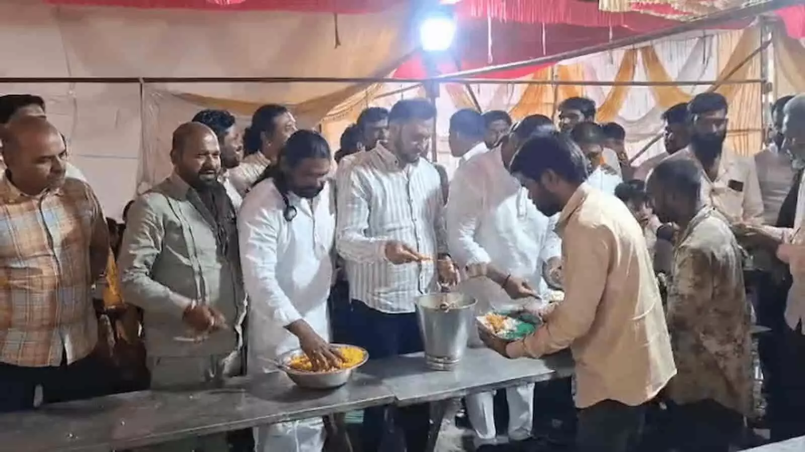 तस्वीर में अण्णाभाऊ साठे की प्रतिमा के पास कार्यक्रम में उपस्थित लोग दिखाई दे रहे हैं। तस्वीर में अण्णाभाऊ साठे की प्रतिमा के पास कार्यक्रम में उपस्थित लोग दिखाई दे रहे हैं।