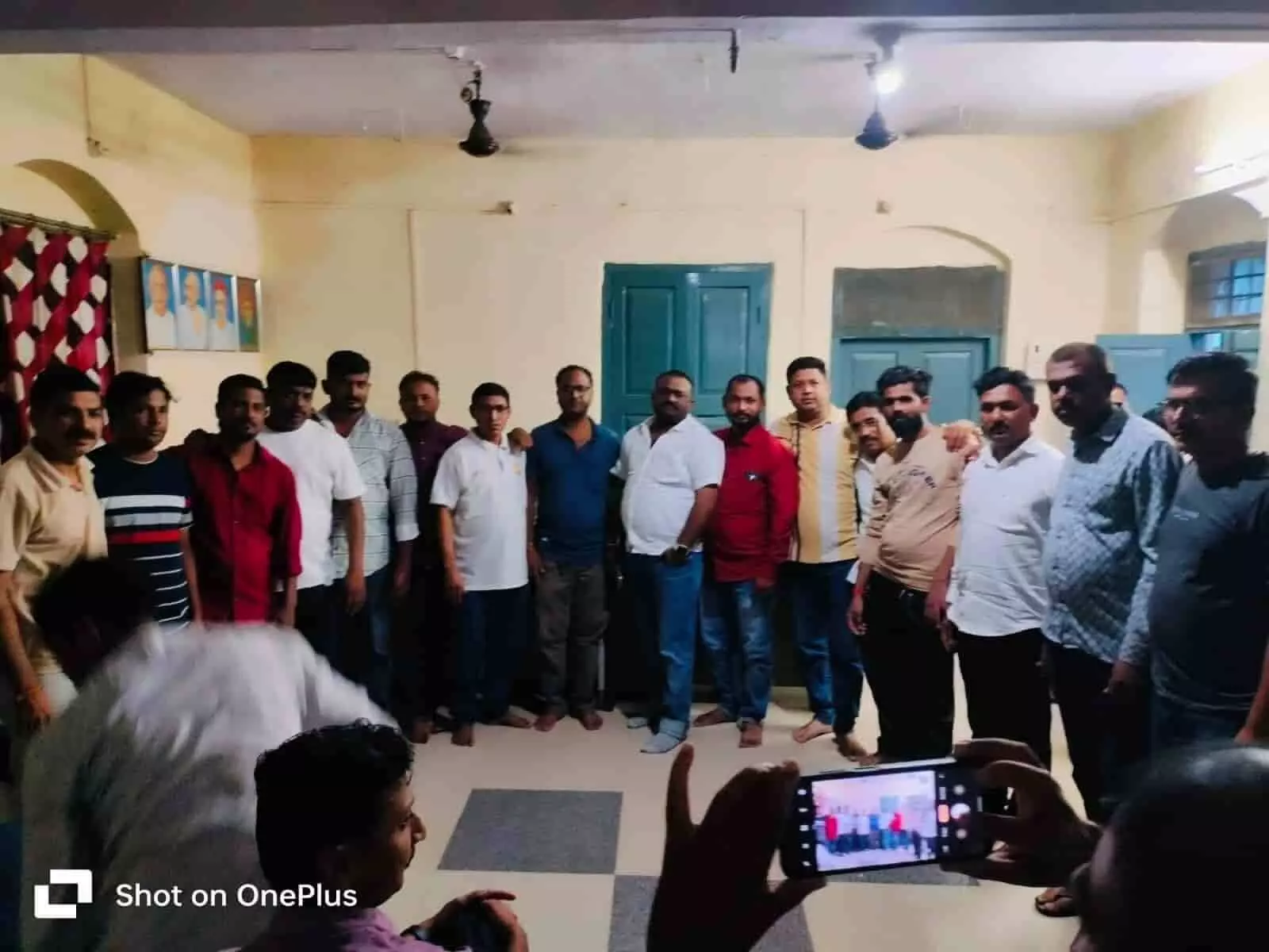 शिरपूर में आयोजित बैठक में उपस्थित सकल नाभिक समाज के सदस्य नजर आ रहे हैं। शिरपूर में आयोजित बैठक में उपस्थित सकल नाभिक समाज के सदस्य नजर आ रहे हैं।