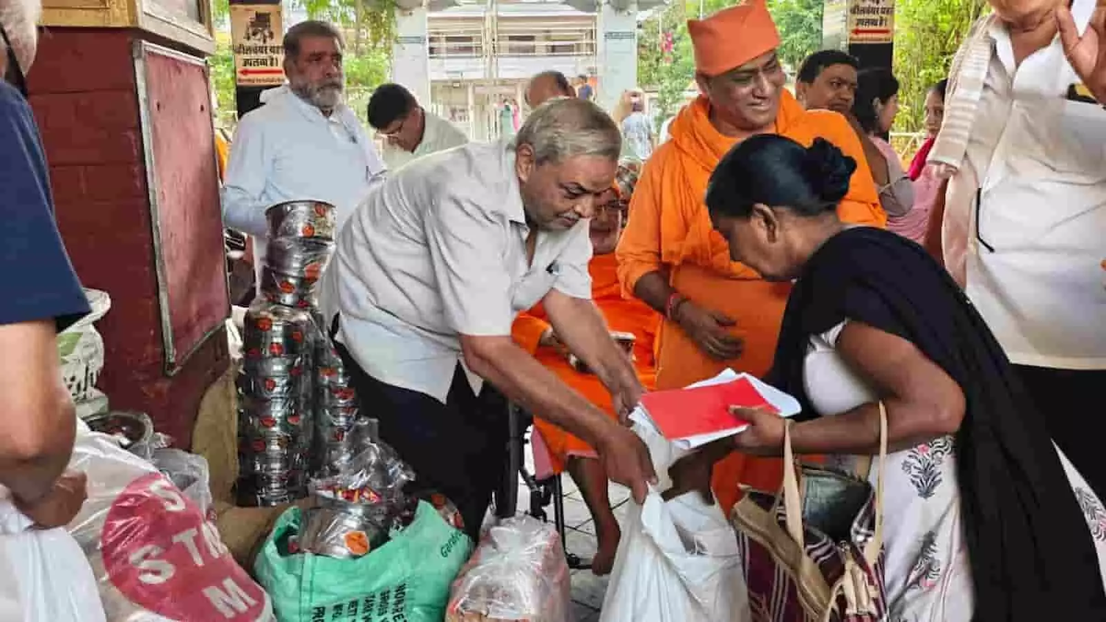 तस्वीर में जयपुर के श्री अमरापुर स्थान पर जरूरतमंद महिला को सामग्री वितरित करते लोग दिख रहे हैं। तस्वीर में जयपुर के श्री अमरापुर स्थान पर जरूरतमंद महिला को सामग्री वितरित करते लोग दिख रहे हैं।